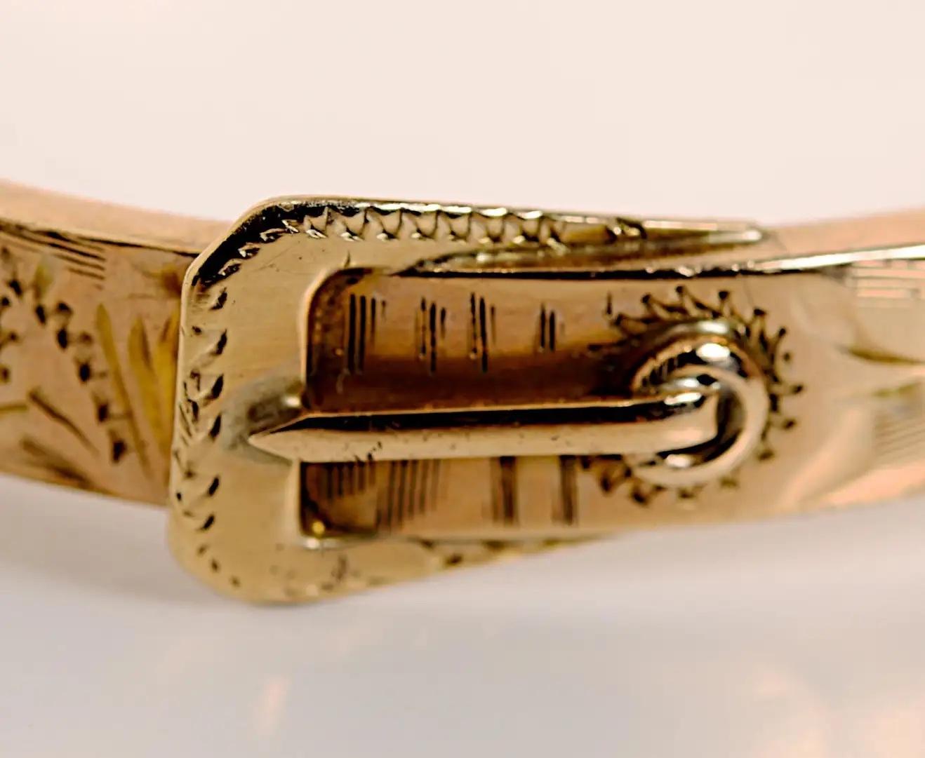 Victorian Child's Buckle Belt Bracelet um 1880 in 14K Gelbgold. Wunderschön modellierter und detaillierter Klassiker. Schmuckstücke, die für kleine Kinder entworfen wurden, vor allem antike, sind selten, da sie von kleinen Kindern nicht gut gepflegt