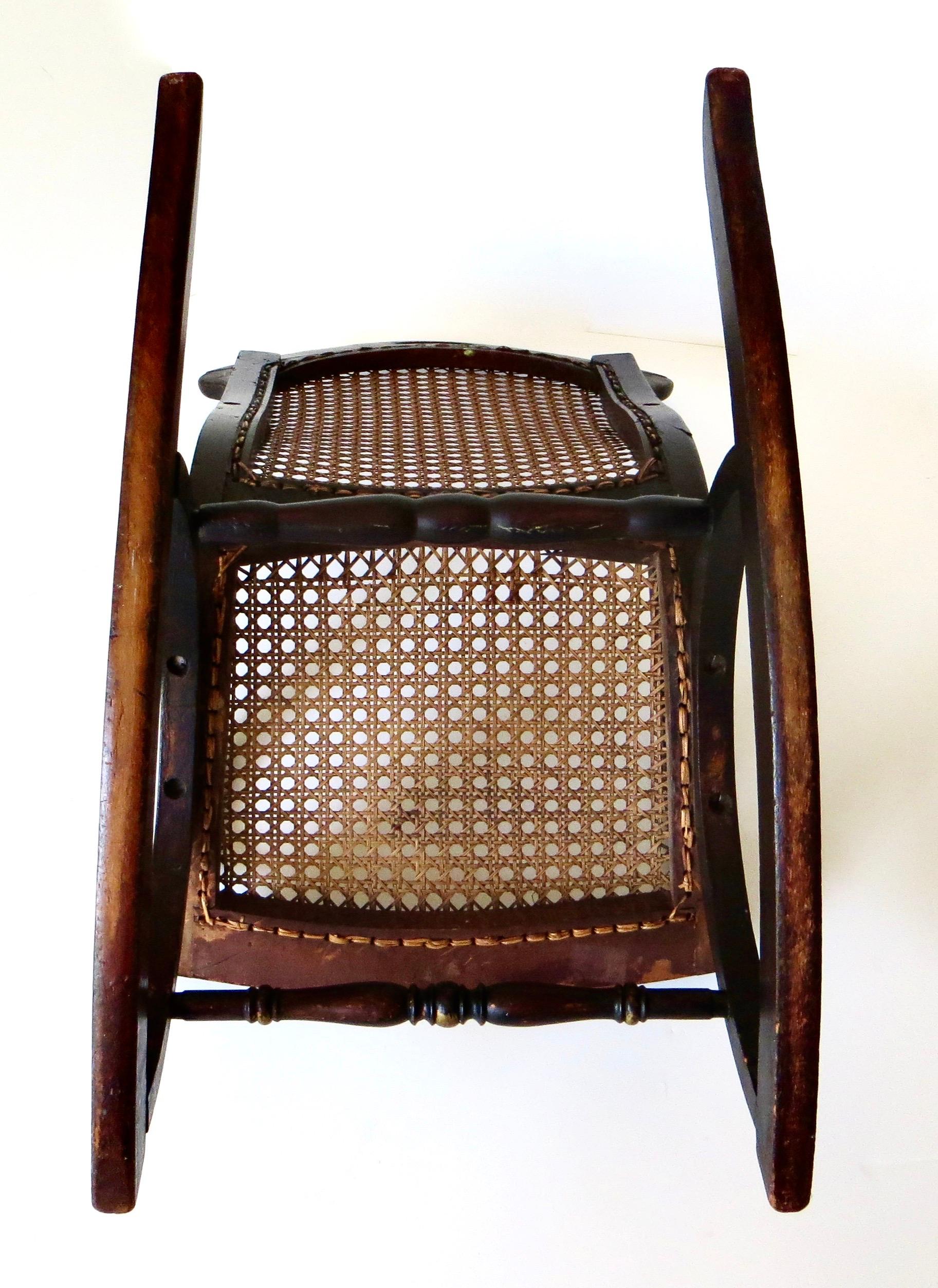 Fin du XIXe siècle Chaise à bascule d'enfant victorienne Américain, vers 1875 en vente