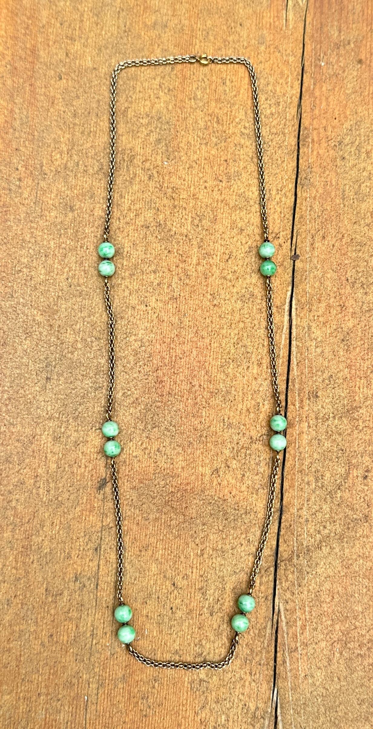 QUESTA COLLANA È UN'OTTIMA COLLANA ANTICA DAL VITTORIO ALL'ART DECO CON PERLE DI GIADA CINESE E ORO 14 CARATI DELLA LUNGHEZZA DI 21 POLLICI (53 cm).  QUESTA SPLENDIDA E DRAMMATICA COLLANA HA DELLE BELLISSIME PERLE DI GIADA DA 6 MM DEL COLORE PIÙ