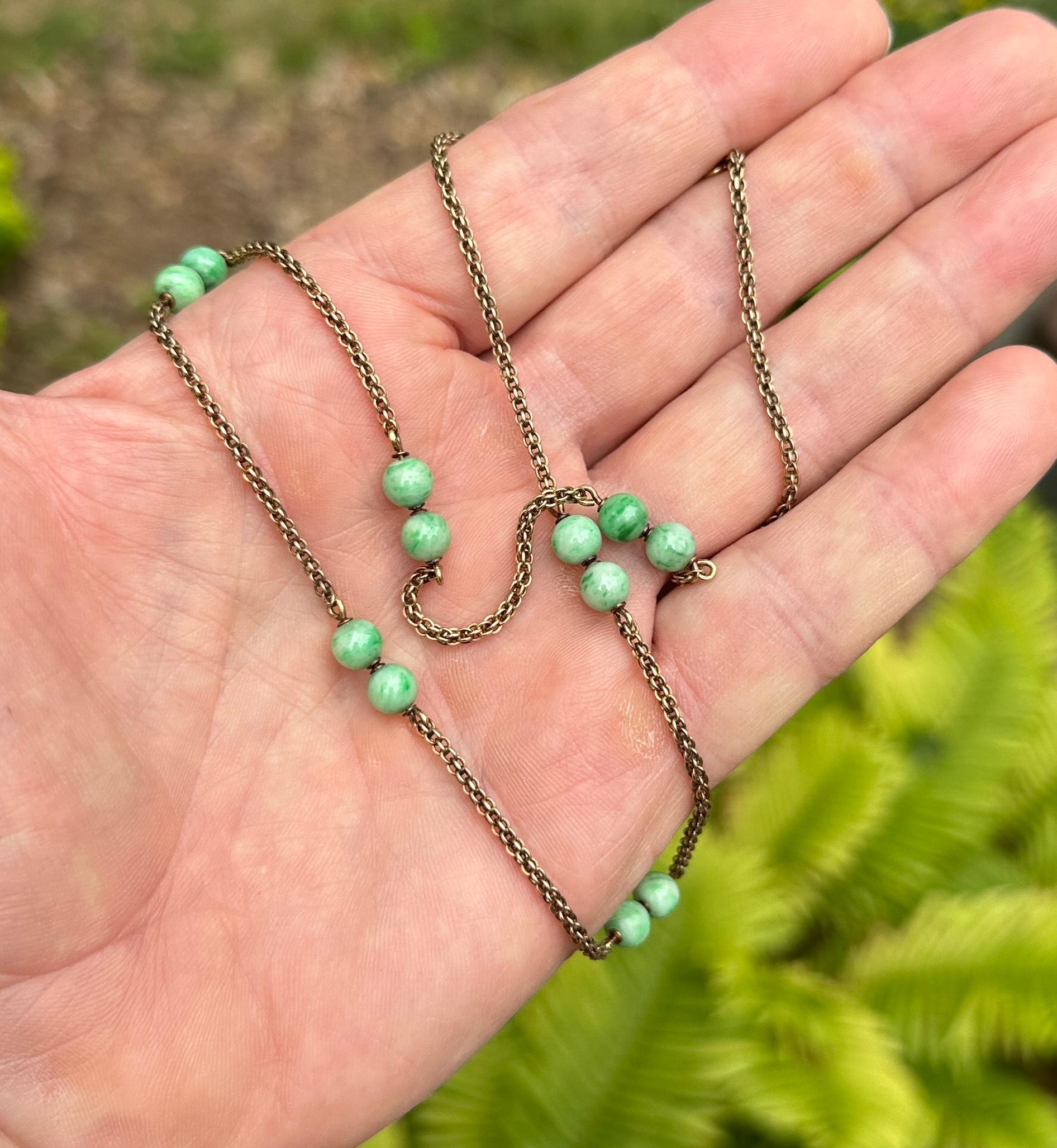 Collana vittoriana di giada cinese in oro 14 carati di 21 pollici con perline di giada da 6 mm In condizioni ottime in vendita a New York, NY