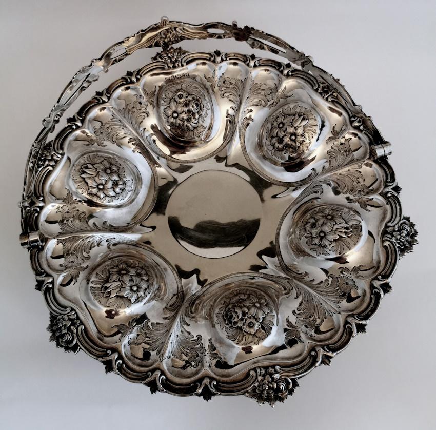 Victorian Chiseled And Engraved Sterling Silver Basket With Handle In Excellent Condition For Sale In Prato, Tuscany