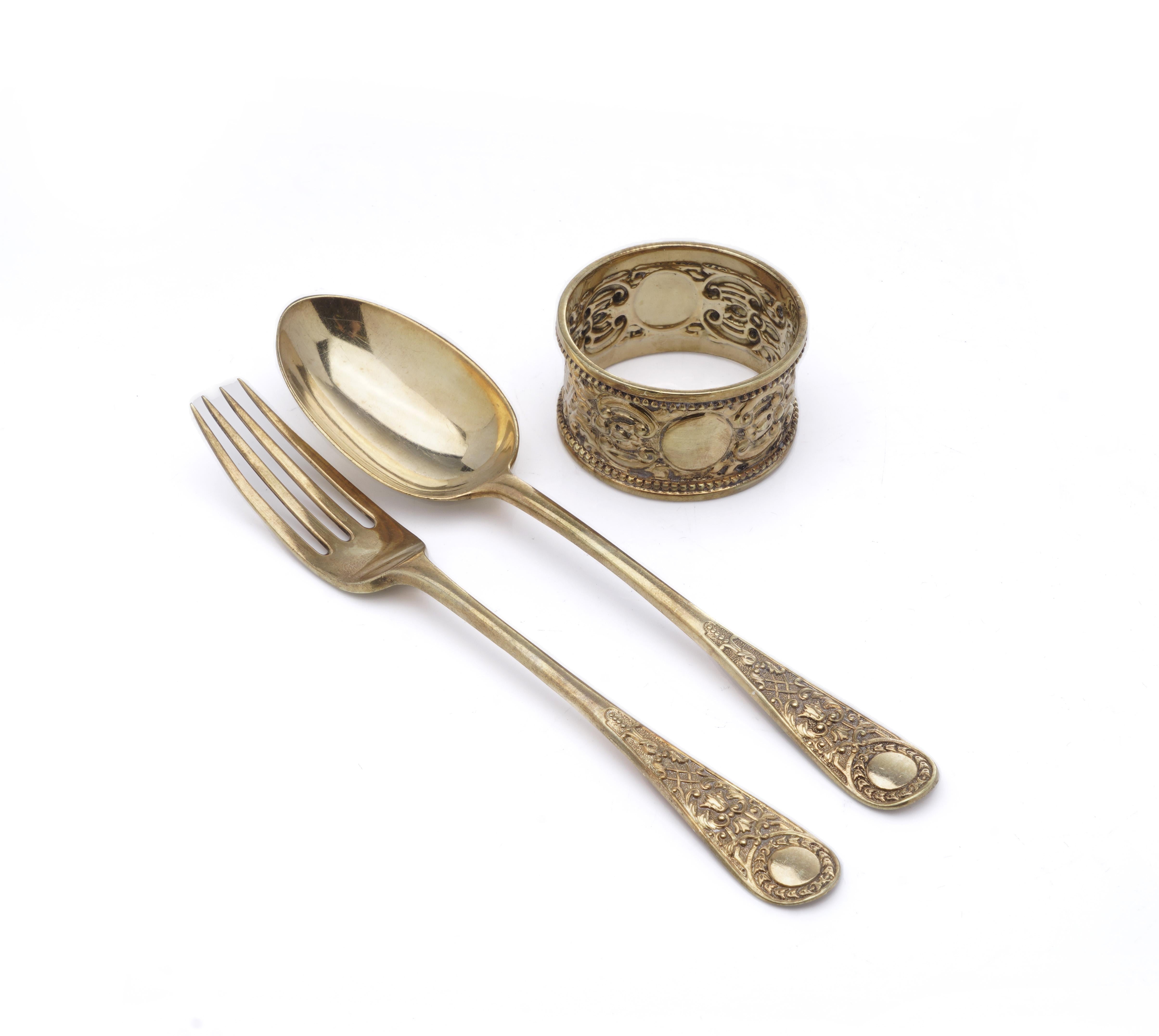 Juego de bautizo victoriano de plata dorada. 

Consta de una cuchara, un tenedor y un servilletero.
Viene en una caja expositora.
Ten en cuenta que el servilletero tiene marcas de fabricante diferentes.

Made in England, Londres, 1891 -