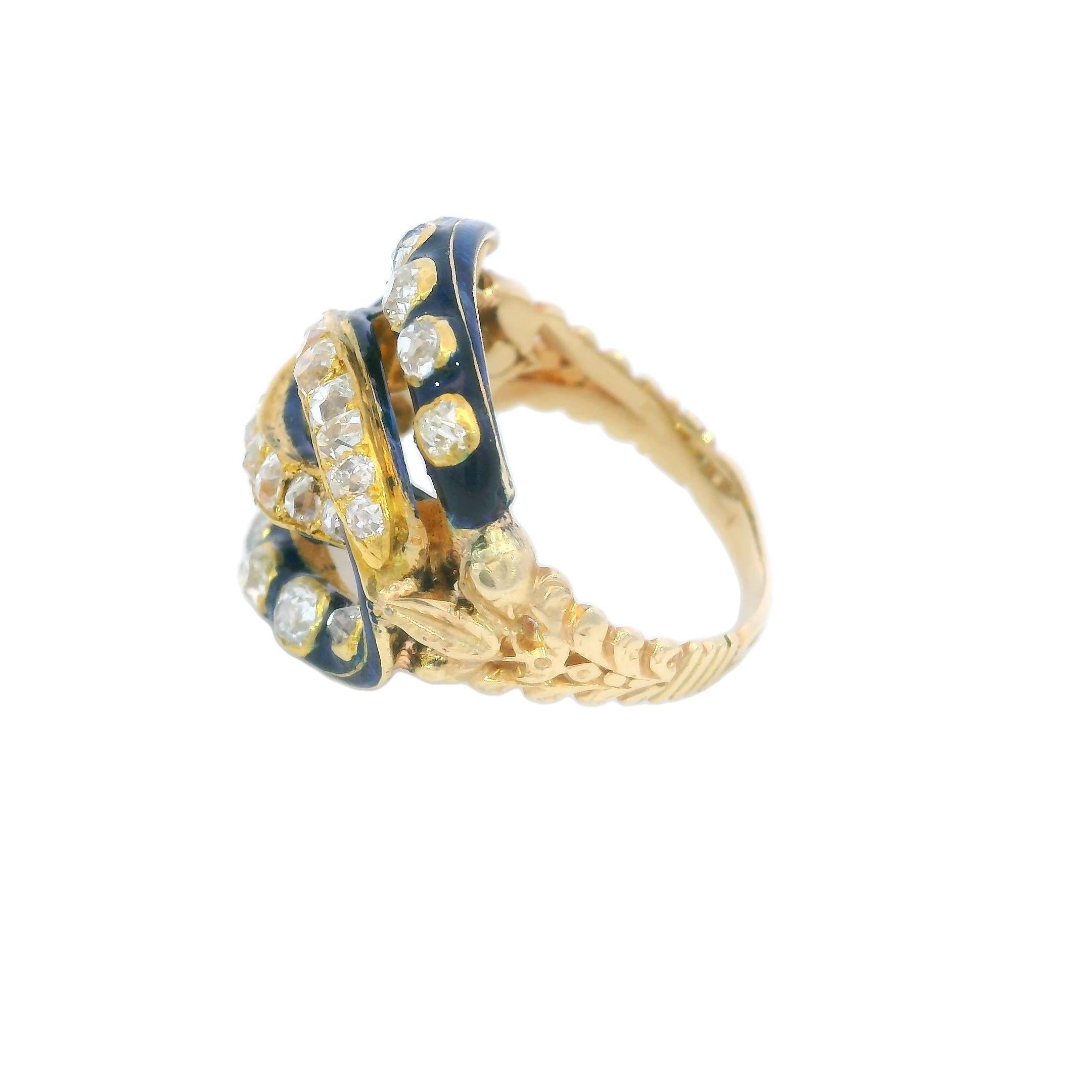 Anello vittoriano con smalto blu e diamanti a nodo intrecciato, circa 1860, in oro 18 e 14 carati

Questo squisito anello vittoriano, risalente al 1860 circa, è uno splendido esempio dell'intricata maestria dell'epoca e del design senza tempo.