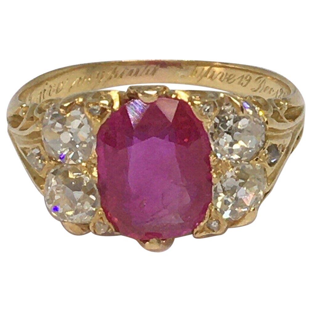 Anello vittoriano del 1869 circa con rubino birmano non riscaldato e diamante in oro giallo antico 18 carati in vendita