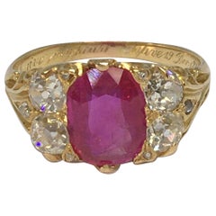 Anello vittoriano del 1869 circa con rubino birmano non riscaldato e diamante in oro giallo antico 18 carati
