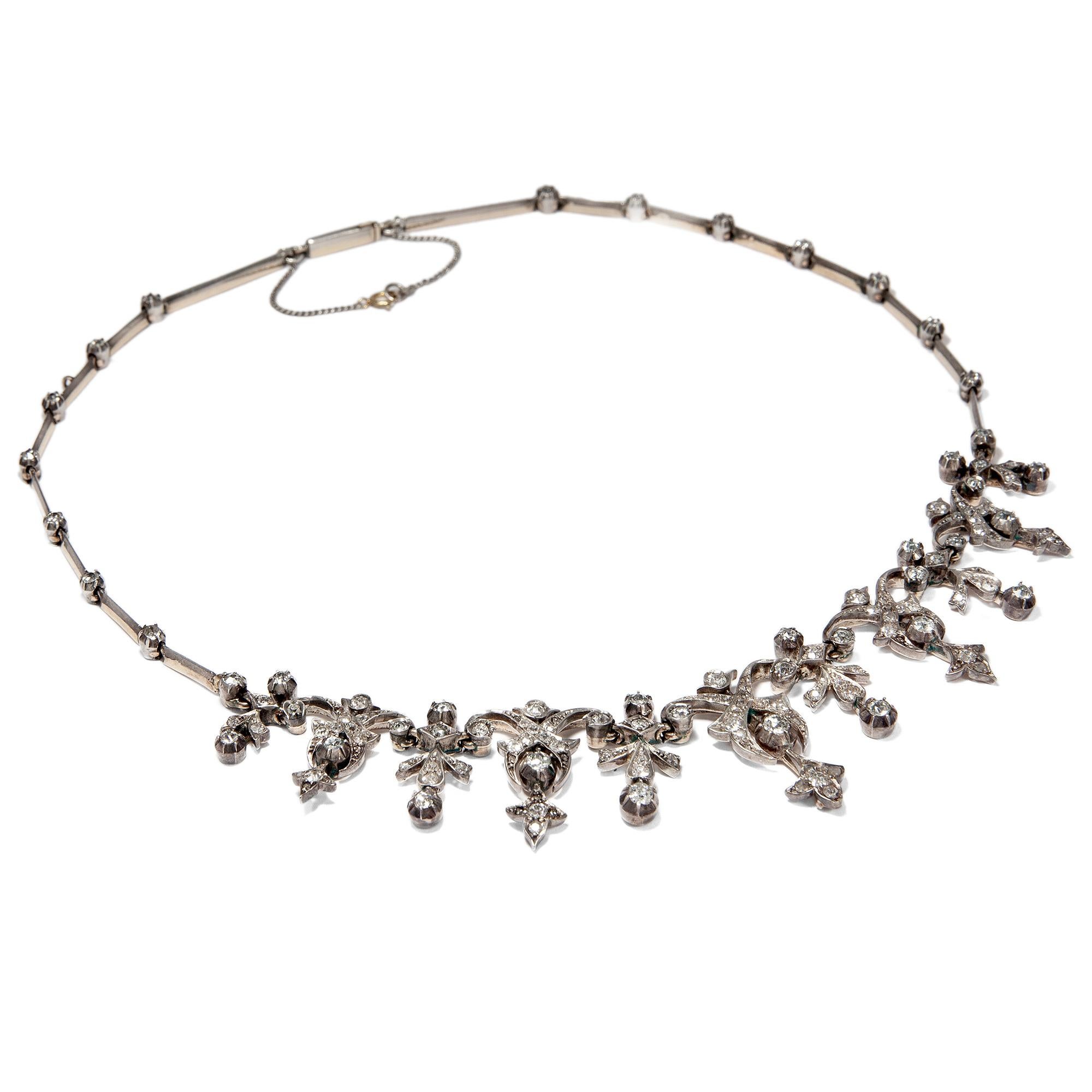 Victorian circa 1880, 3.32 Carat Diamond Gold and Silver Belle Époque Necklace In Excellent Condition For Sale In Berlin, Berlin