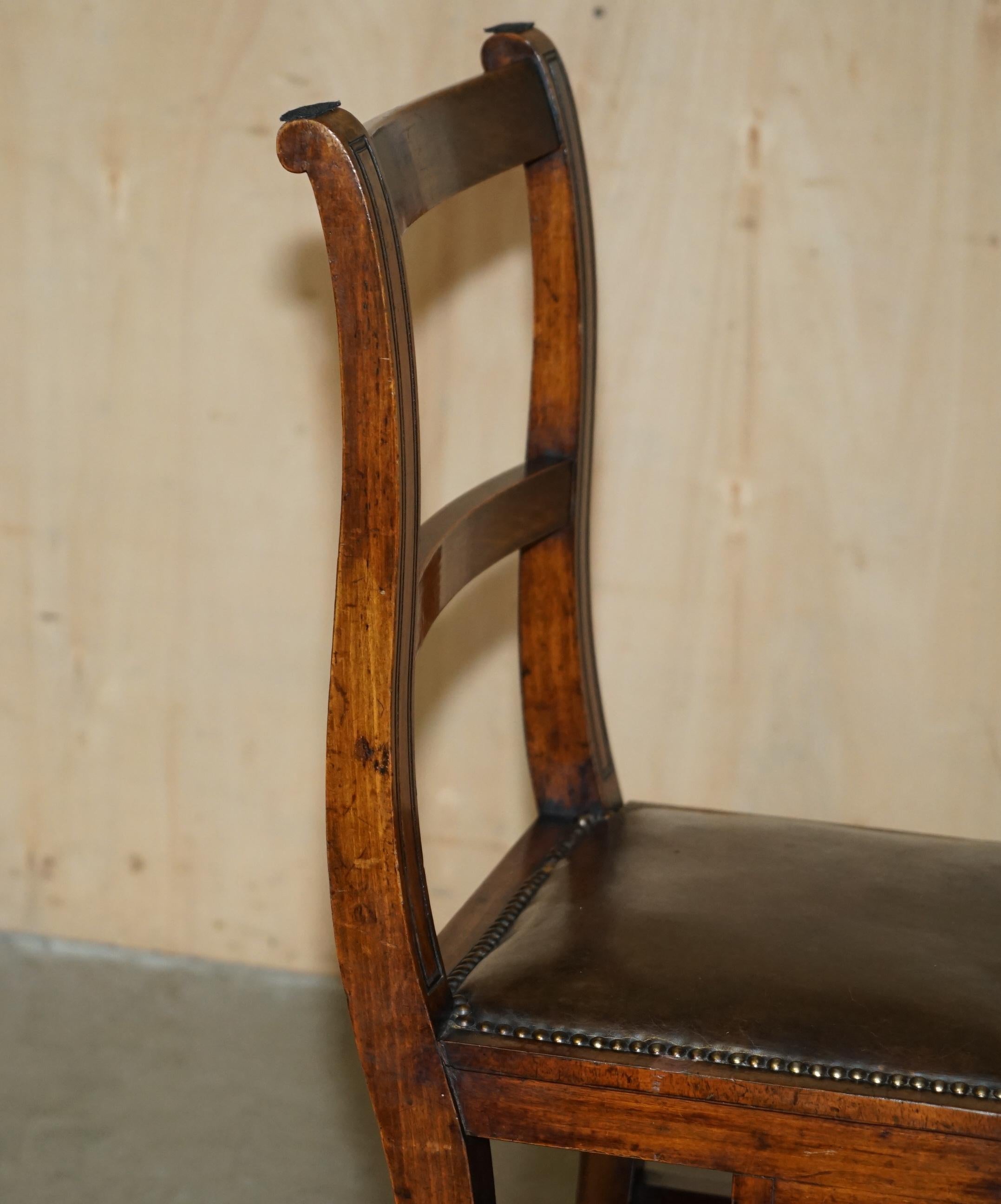 VICTORIEN CIRCA 1880 CHAINE METAMORPHIQUE EN BOIS DUR, CUIR & LAITON MARCHE DE BIBLIOTHEQUE en vente 2