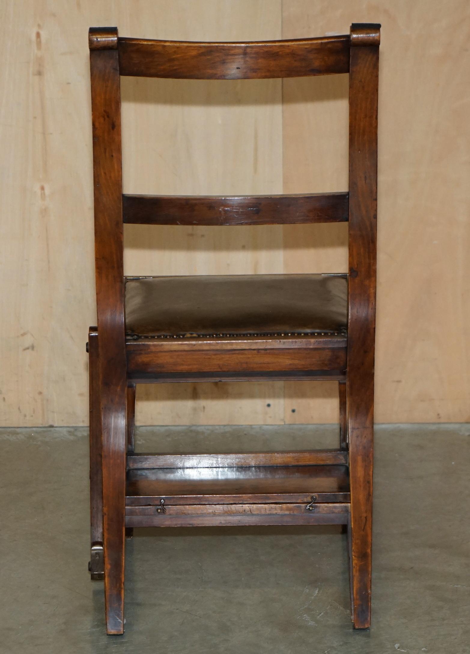 VICTORIEN CIRCA 1880 CHAINE METAMORPHIQUE EN BOIS DUR, CUIR & LAITON MARCHE DE BIBLIOTHEQUE en vente 3