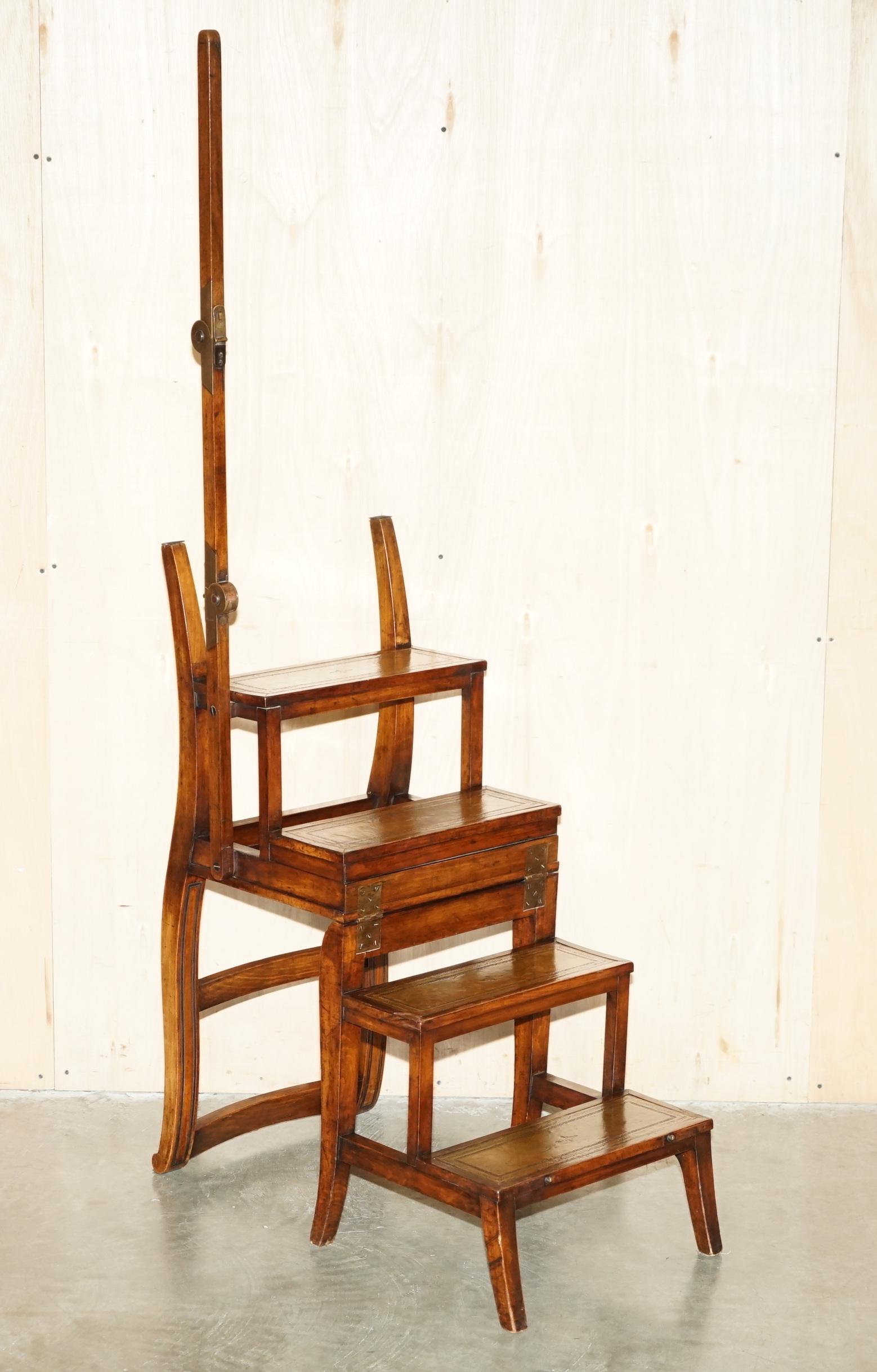 VICTORIEN CIRCA 1880 CHAINE METAMORPHIQUE EN BOIS DUR, CUIR & LAITON MARCHE DE BIBLIOTHEQUE en vente 5