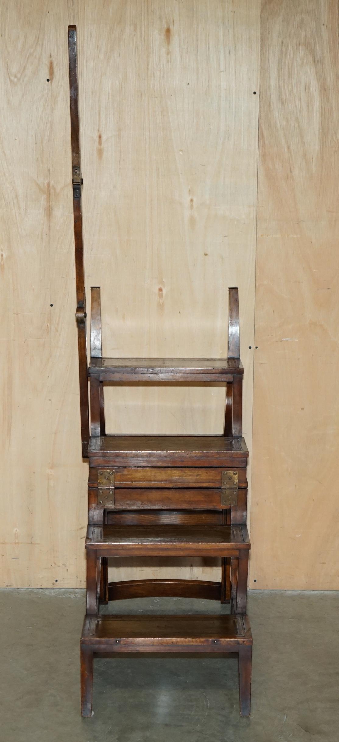 VICTORIEN CIRCA 1880 CHAINE METAMORPHIQUE EN BOIS DUR, CUIR & LAITON MARCHE DE BIBLIOTHEQUE en vente 6