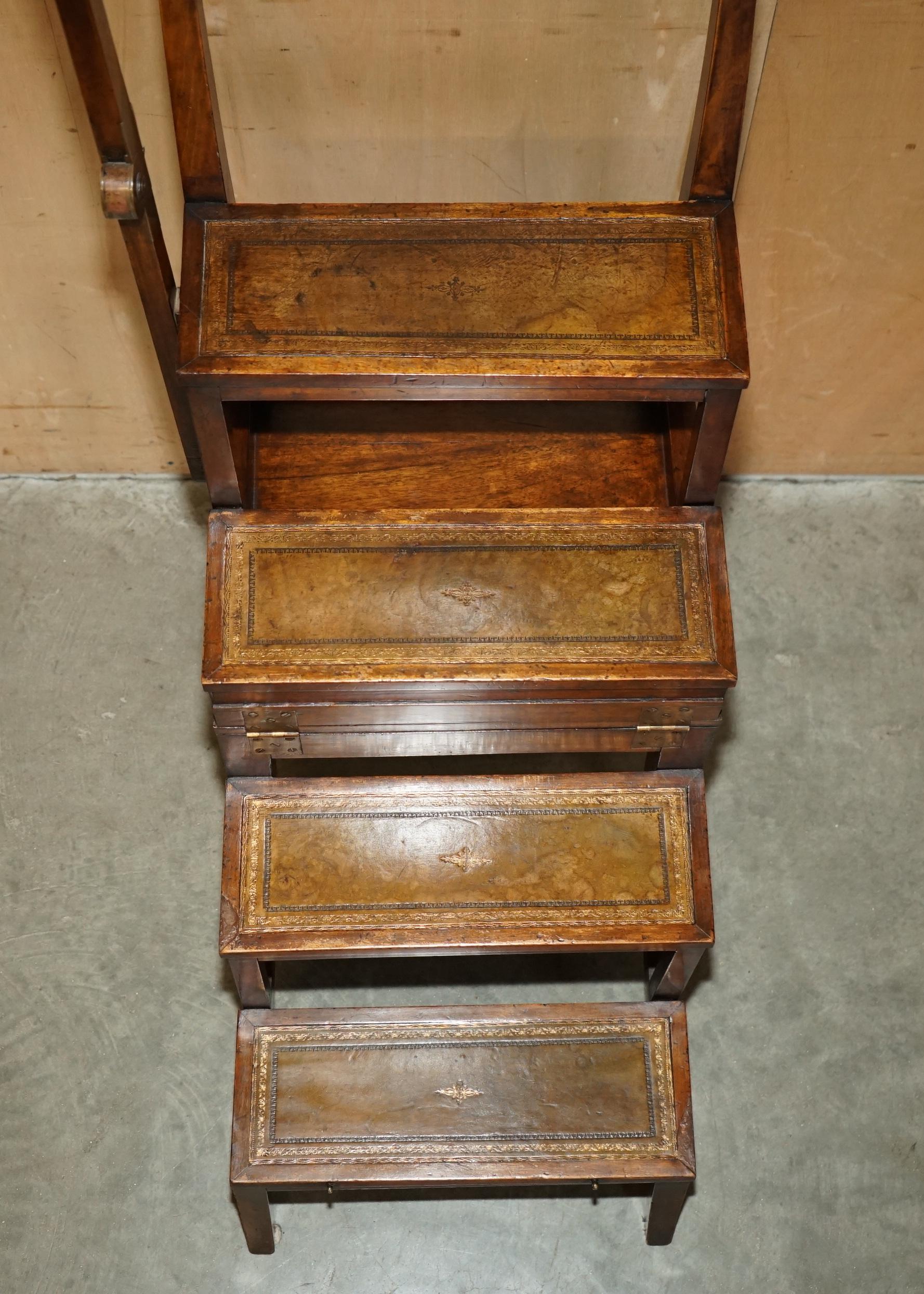 VICTORIEN CIRCA 1880 CHAINE METAMORPHIQUE EN BOIS DUR, CUIR & LAITON MARCHE DE BIBLIOTHEQUE en vente 7