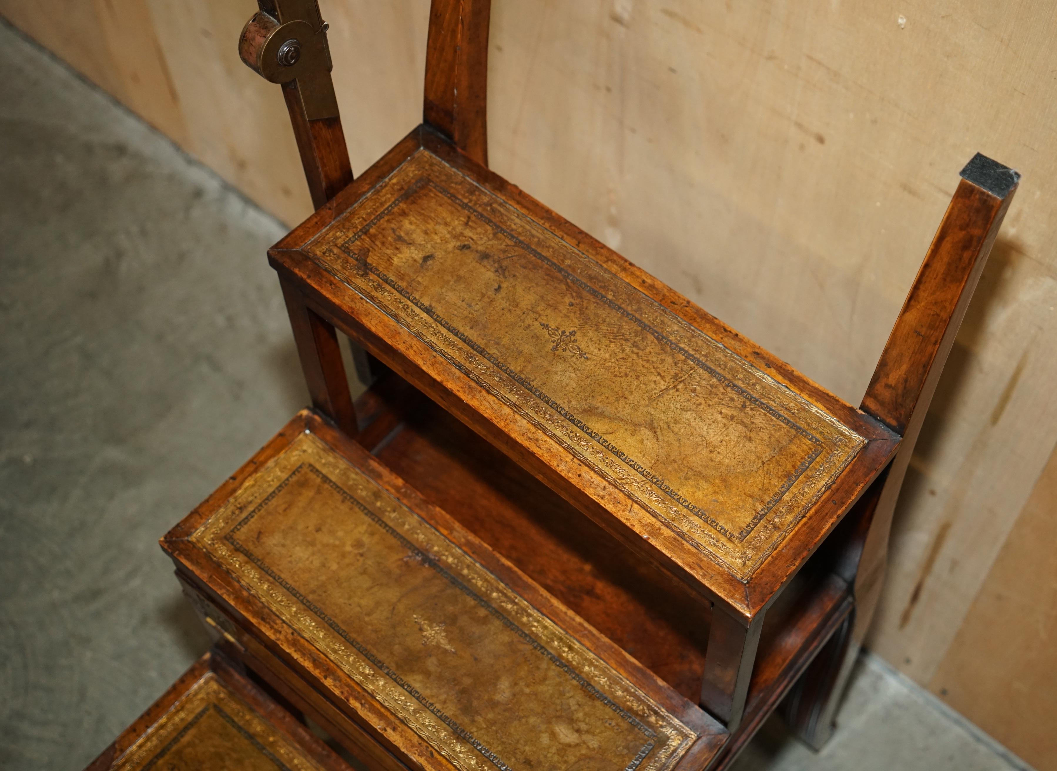 VICTORIEN CIRCA 1880 CHAINE METAMORPHIQUE EN BOIS DUR, CUIR & LAITON MARCHE DE BIBLIOTHEQUE en vente 8