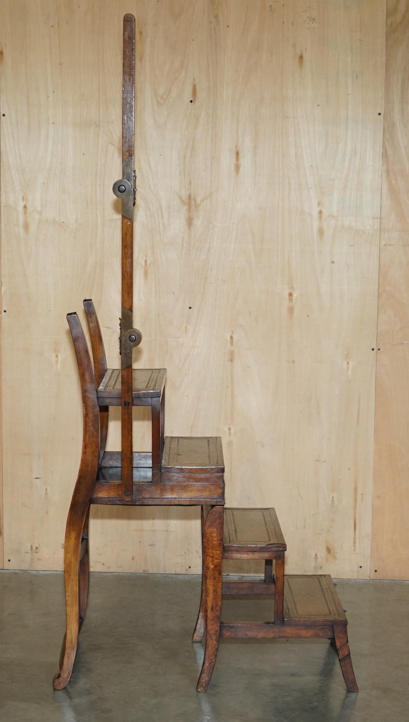 VICTORIEN CIRCA 1880 CHAINE METAMORPHIQUE EN BOIS DUR, CUIR & LAITON MARCHE DE BIBLIOTHEQUE en vente 10