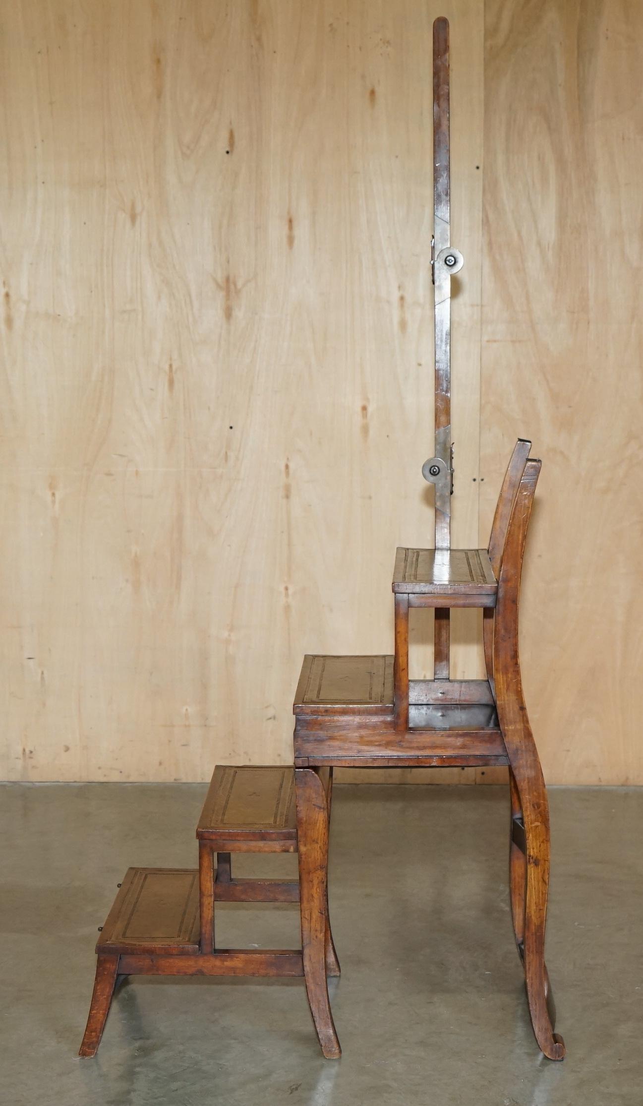 VICTORIEN CIRCA 1880 CHAINE METAMORPHIQUE EN BOIS DUR, CUIR & LAITON MARCHE DE BIBLIOTHEQUE en vente 12