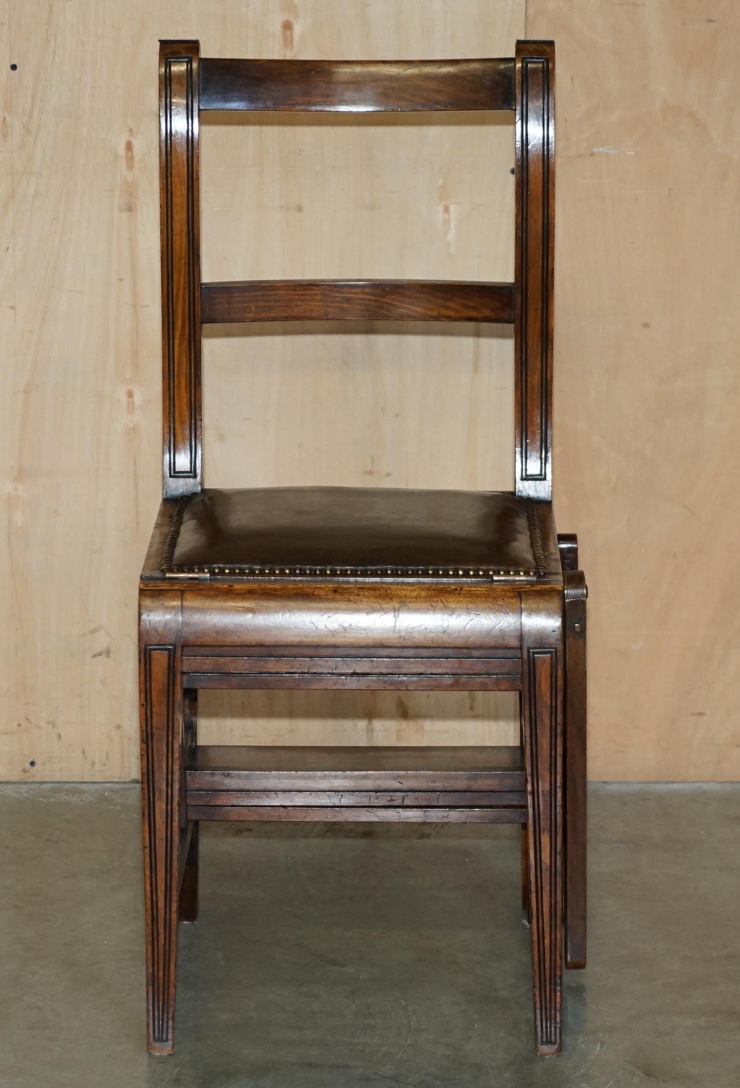 Apogée victorien VICTORIEN CIRCA 1880 CHAINE METAMORPHIQUE EN BOIS DUR, CUIR & LAITON MARCHE DE BIBLIOTHEQUE en vente