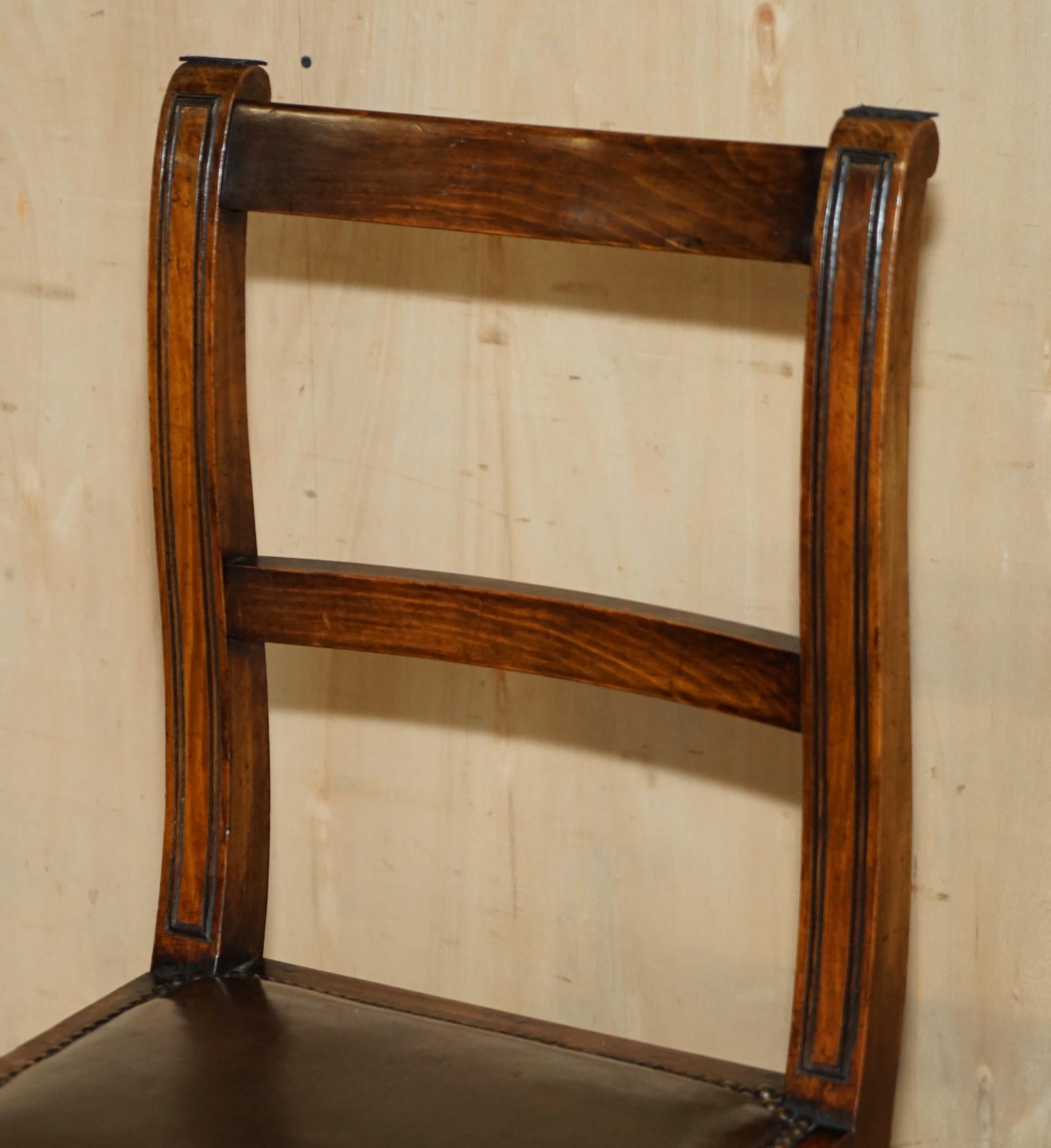 Anglais VICTORIEN CIRCA 1880 CHAINE METAMORPHIQUE EN BOIS DUR, CUIR & LAITON MARCHE DE BIBLIOTHEQUE en vente