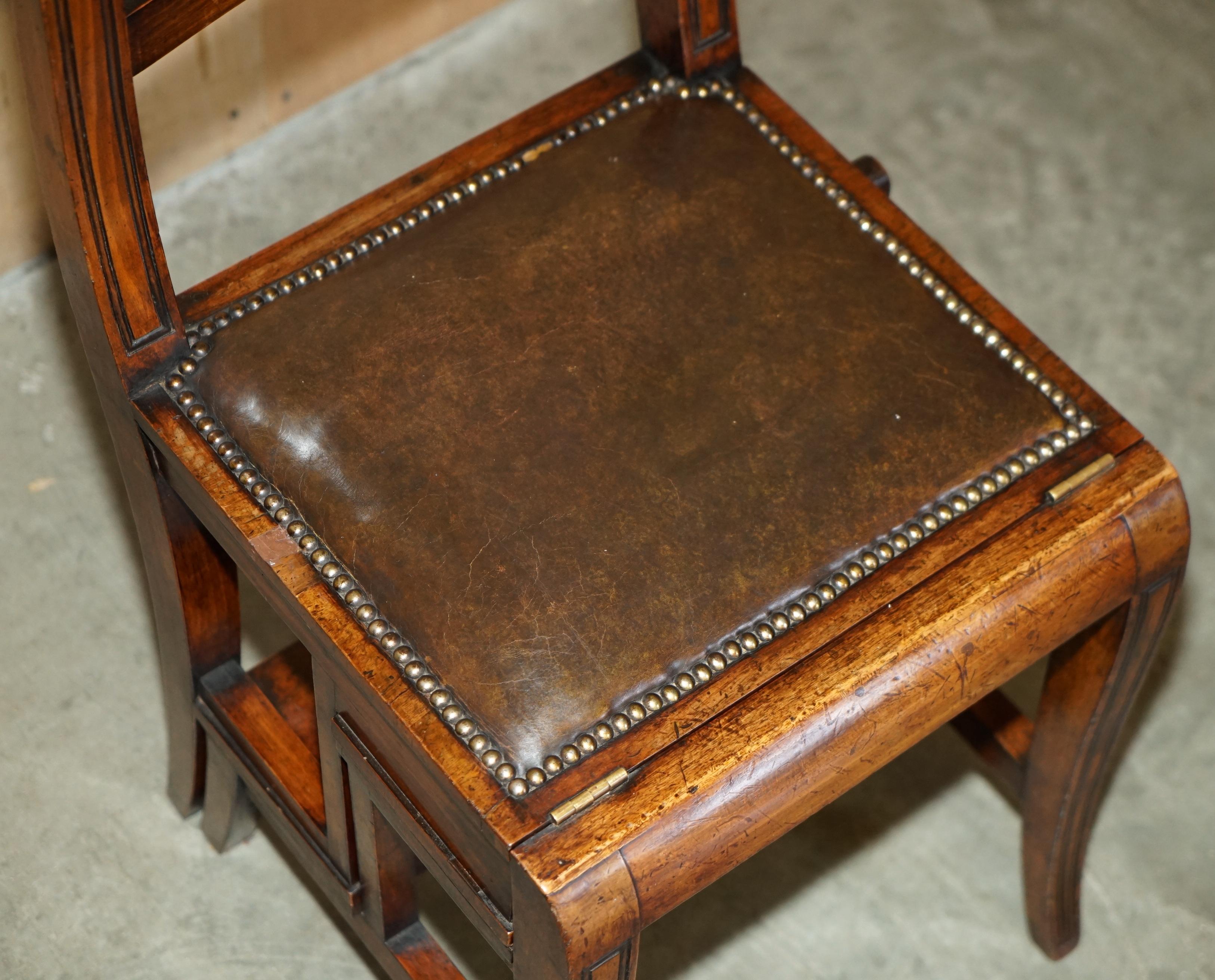 VICTORIEN CIRCA 1880 CHAINE METAMORPHIQUE EN BOIS DUR, CUIR & LAITON MARCHE DE BIBLIOTHEQUE Bon état - En vente à West Sussex, Pulborough