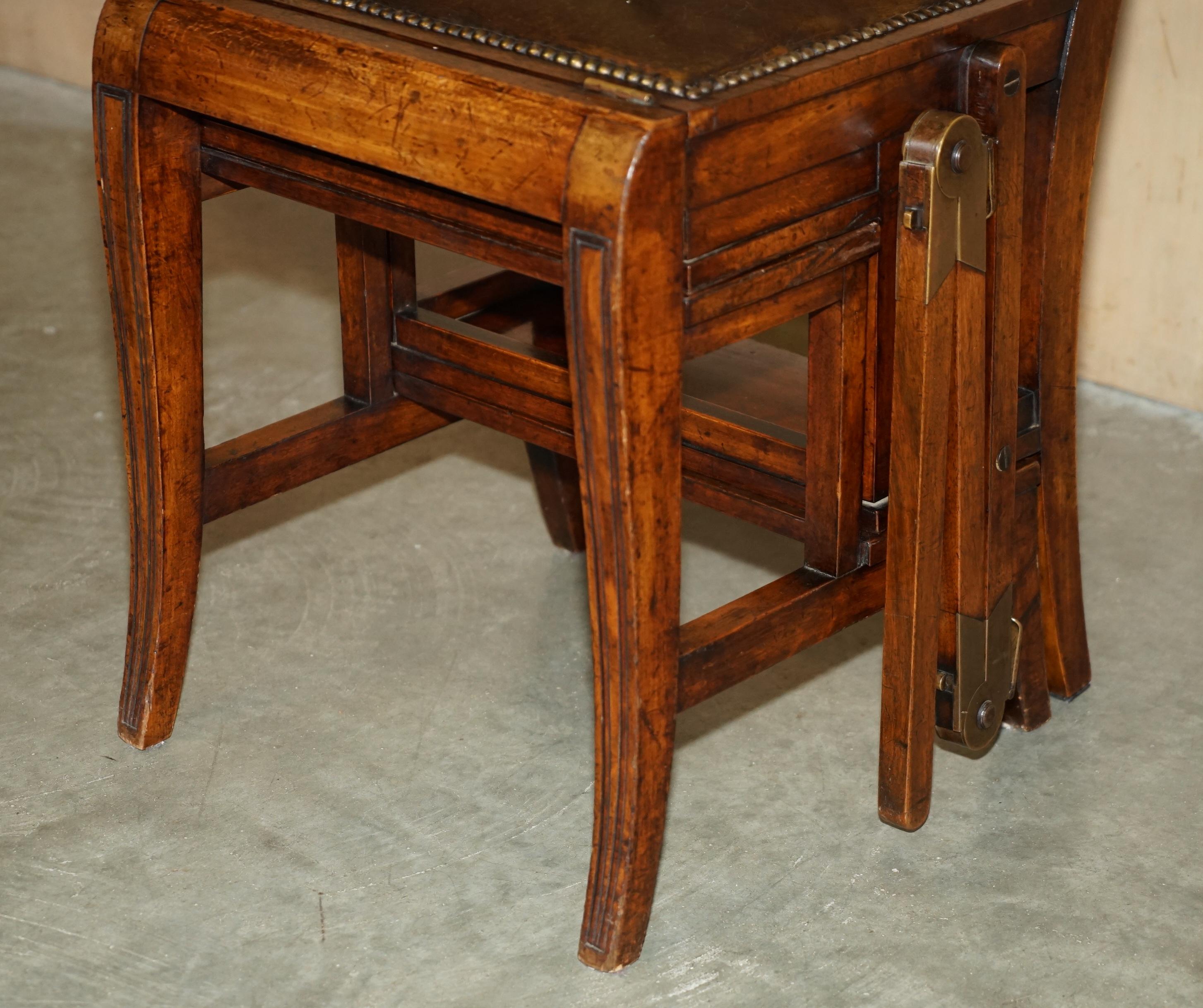 Fin du XIXe siècle VICTORIEN CIRCA 1880 CHAINE METAMORPHIQUE EN BOIS DUR, CUIR & LAITON MARCHE DE BIBLIOTHEQUE en vente