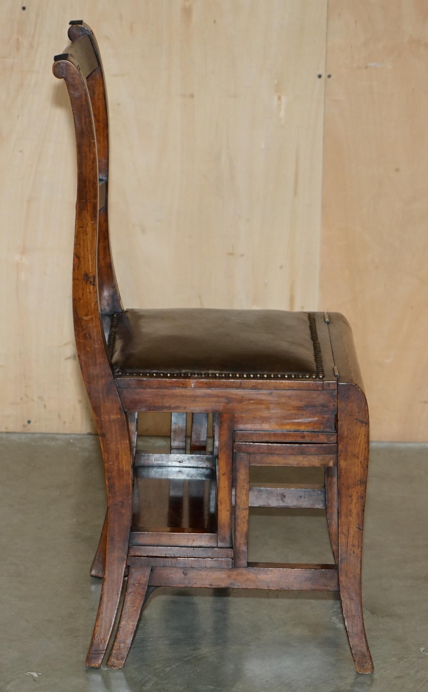 Laiton VICTORIEN CIRCA 1880 CHAINE METAMORPHIQUE EN BOIS DUR, CUIR & LAITON MARCHE DE BIBLIOTHEQUE en vente