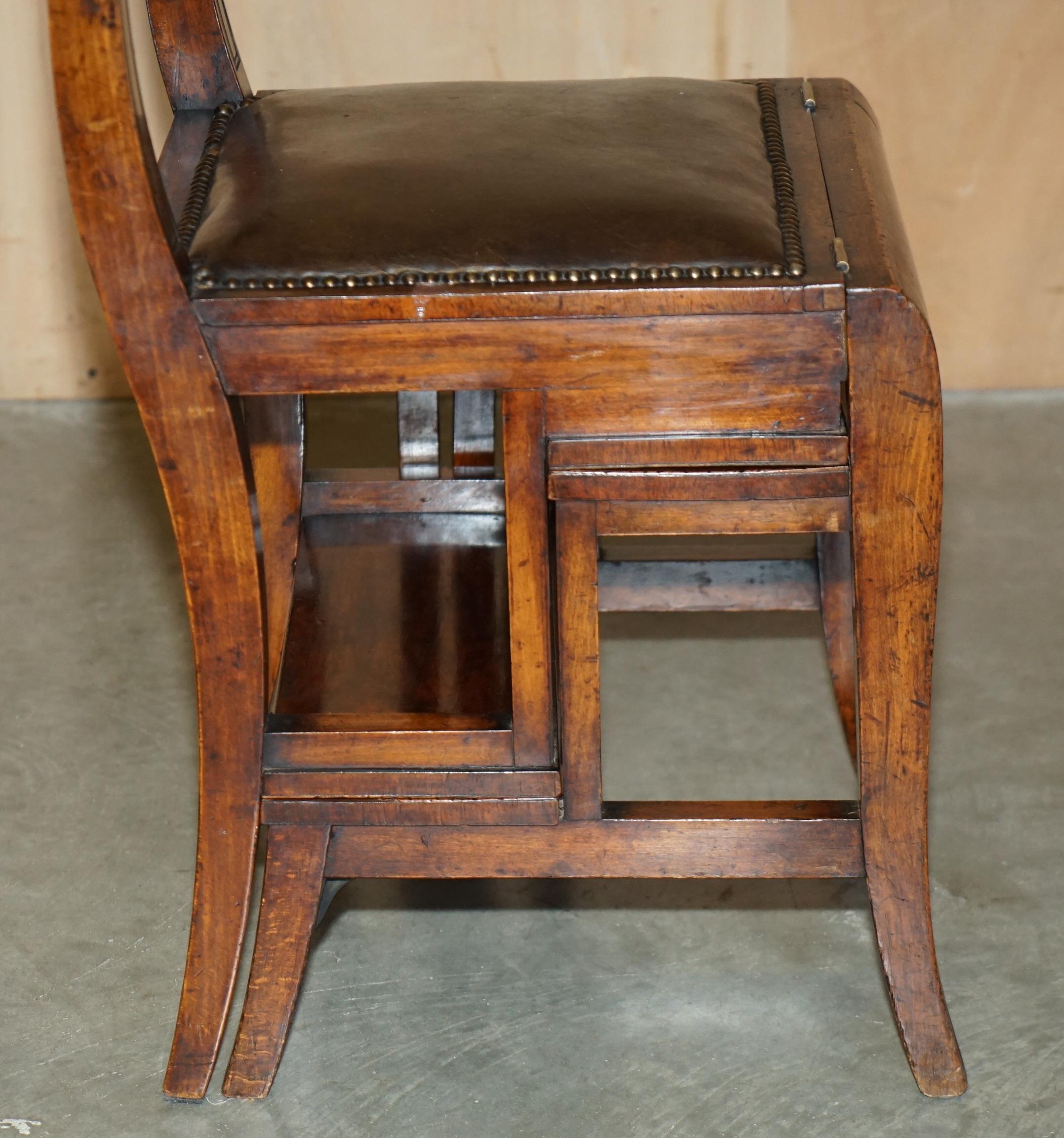 VICTORIEN CIRCA 1880 CHAINE METAMORPHIQUE EN BOIS DUR, CUIR & LAITON MARCHE DE BIBLIOTHEQUE en vente 1