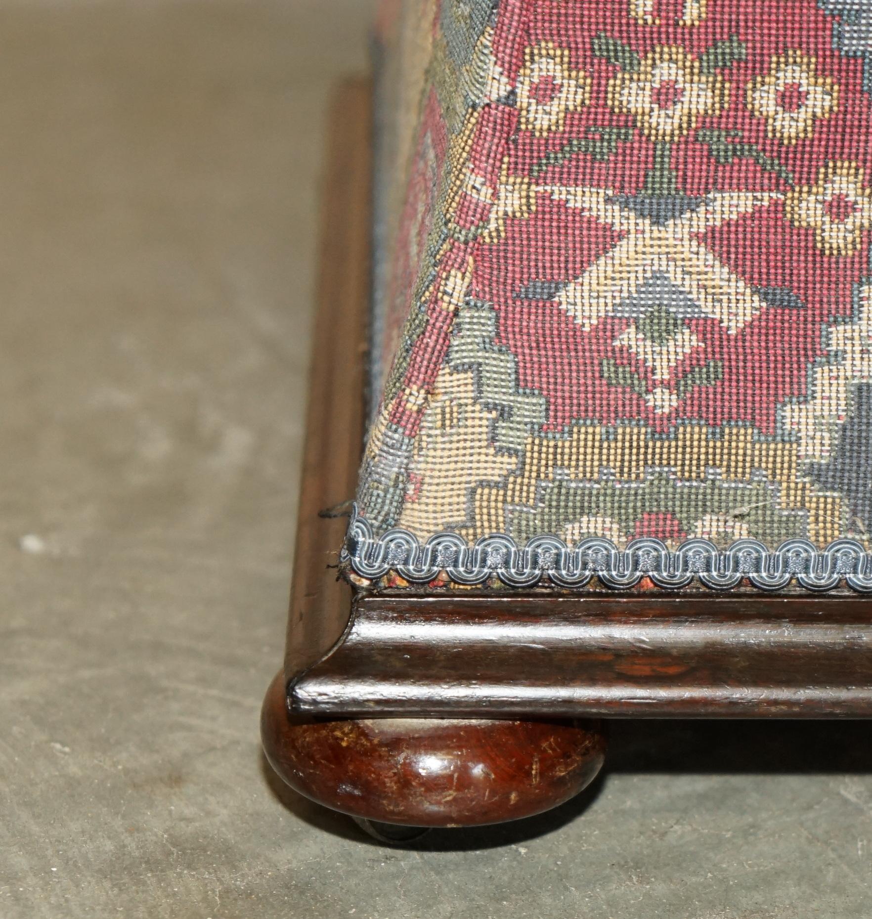 VICTORIAN CiRCA 1880 KILIM VERZIERTES UPHOLSTERY OTTOMAN FOOTSTOOL TRUNK im Angebot 2