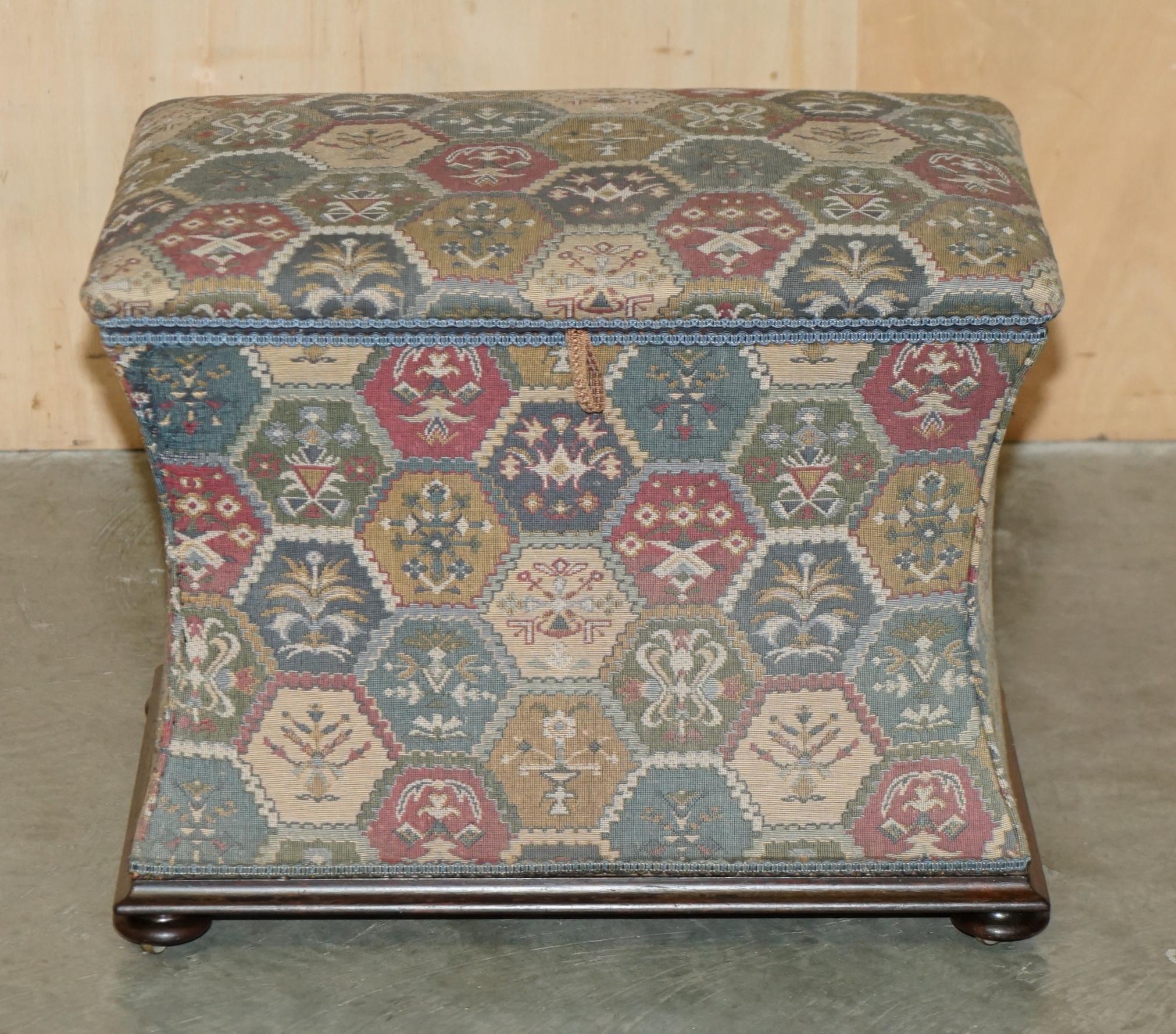 Royal House Antiques

Royal House Antiques freut sich, diesen hübschen originalen viktorianischen Hocker, der mit einem mit Kelim bestickten Stoff gepolstert ist, zum Verkauf anzubieten.

Bitte beachten Sie die Lieferkosten aufgeführt ist nur ein