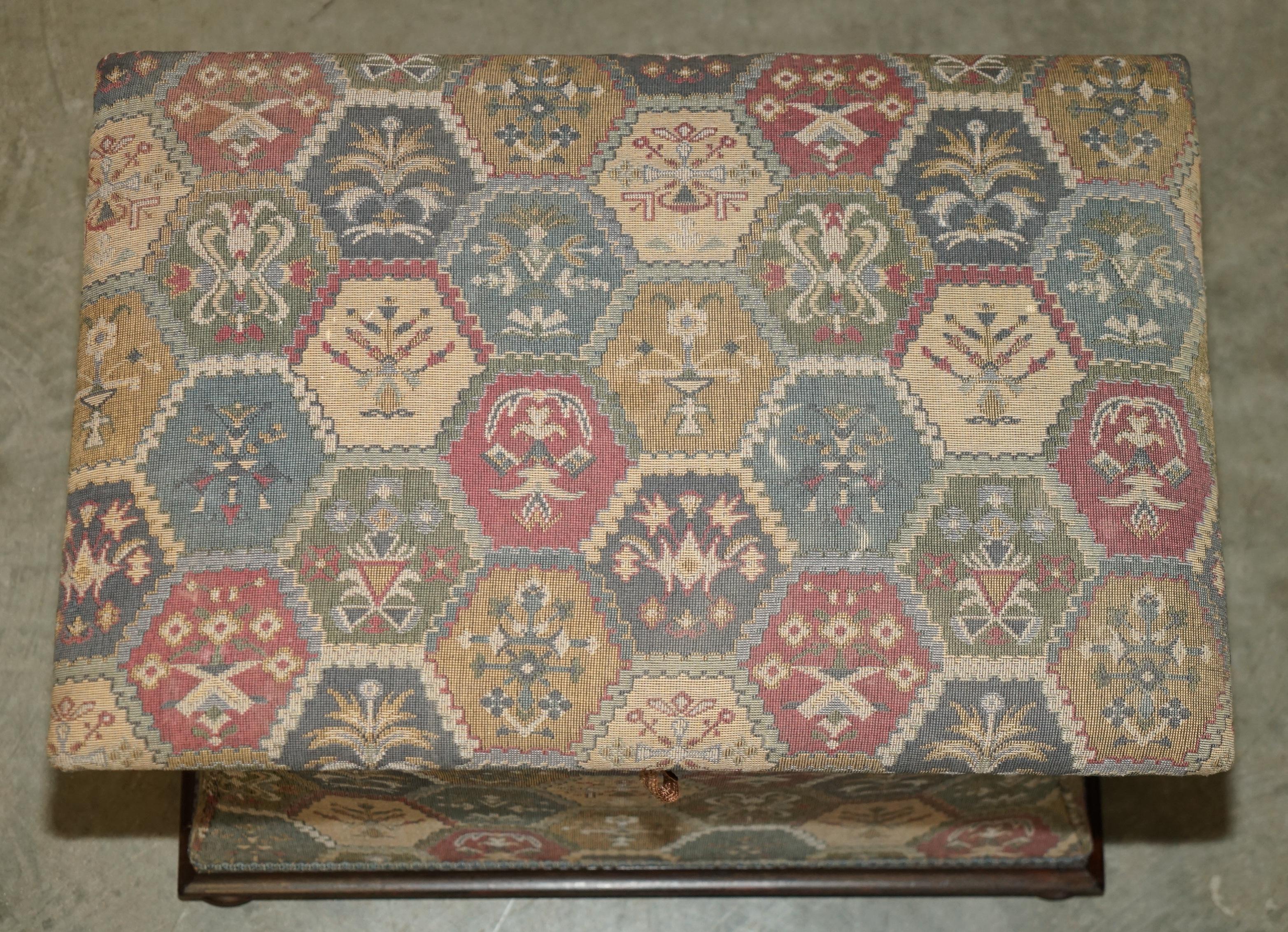 VICTORIAN CiRCA 1880 KILIM VERZIERTES UPHOLSTERY OTTOMAN FOOTSTOOL TRUNK (Hochviktorianisch) im Angebot