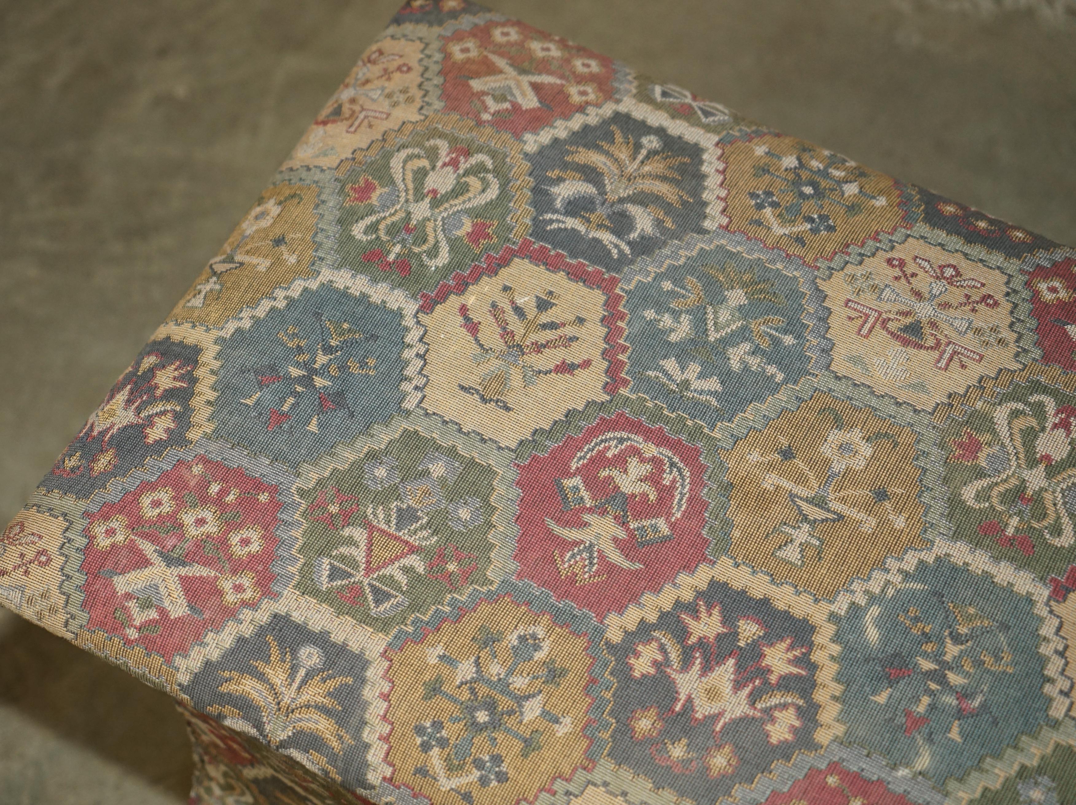 VICTORIAN CiRCA 1880 KILIM VERZIERTES UPHOLSTERY OTTOMAN FOOTSTOOL TRUNK (Englisch) im Angebot