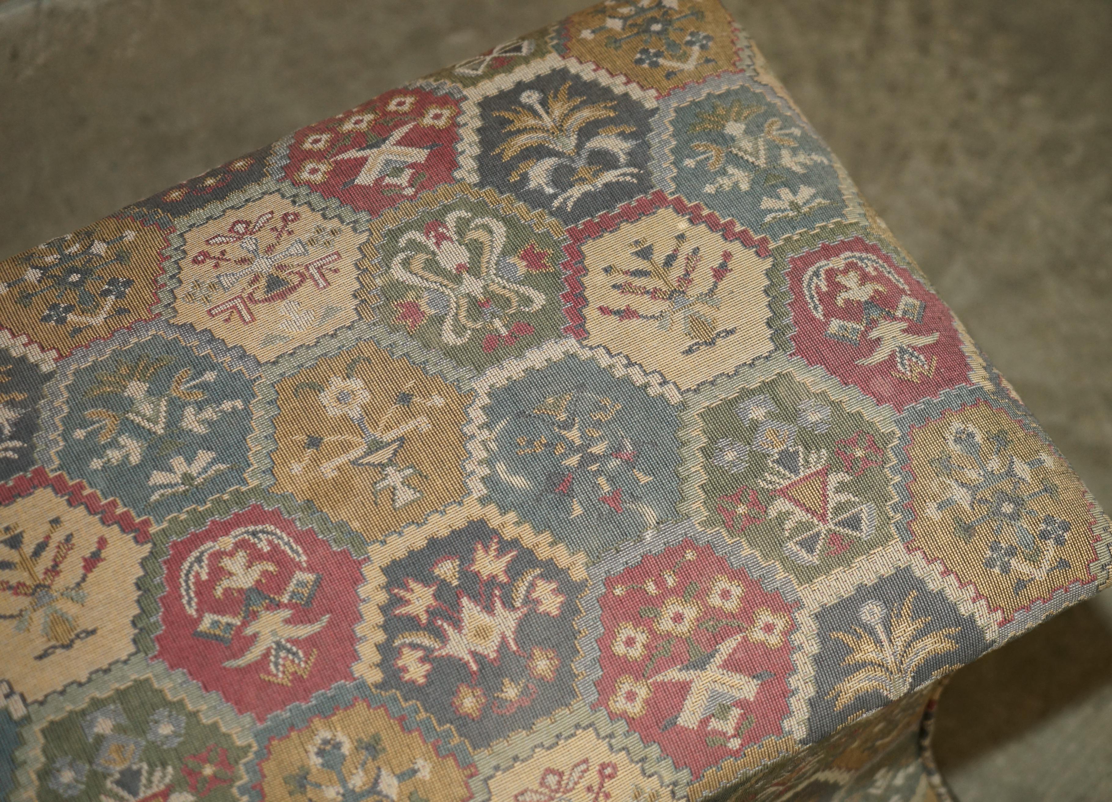 VICTORIAN CiRCA 1880 KILIM VERZIERTES UPHOLSTERY OTTOMAN FOOTSTOOL TRUNK (Handgefertigt) im Angebot