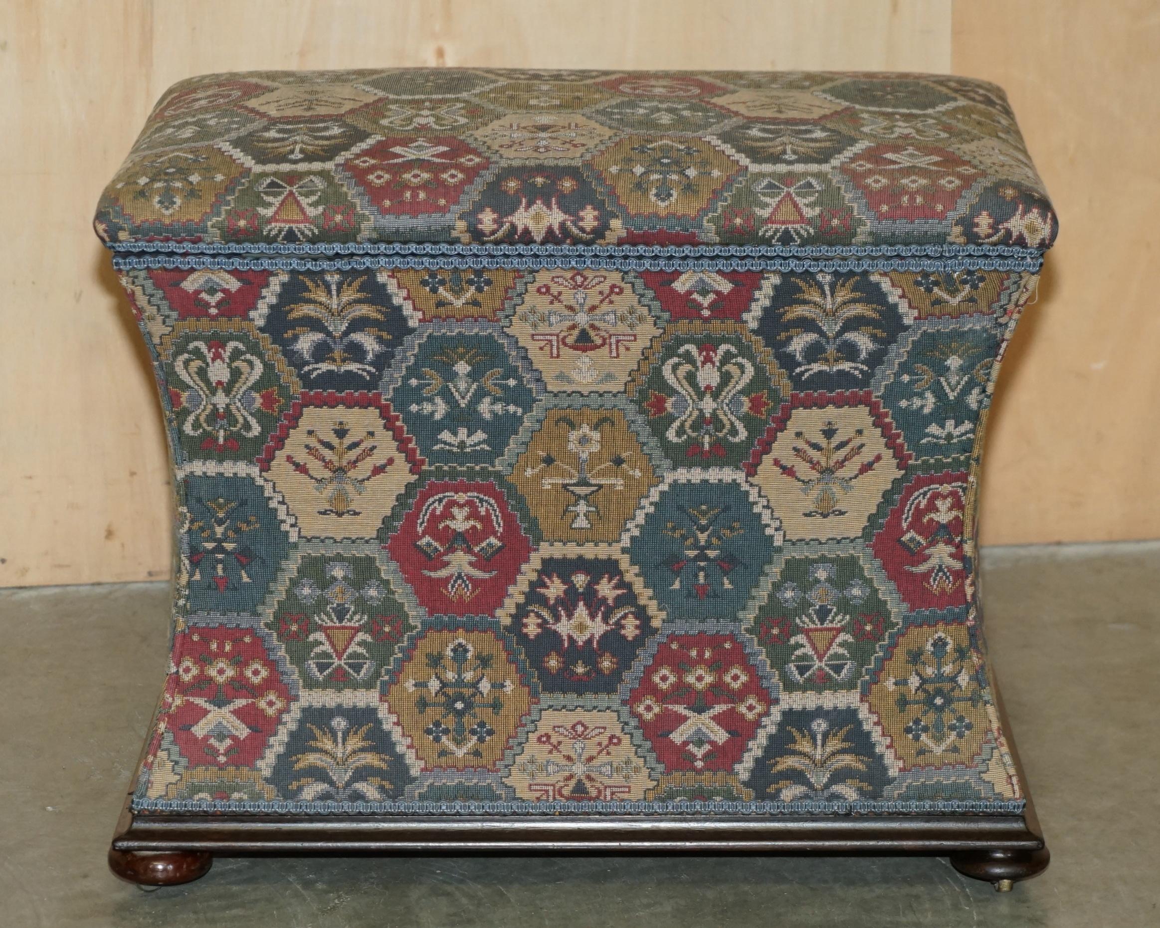 VICTORIAN CiRCA 1880 KILIM VERZIERTES UPHOLSTERY OTTOMAN FOOTSTOOL TRUNK im Angebot 1