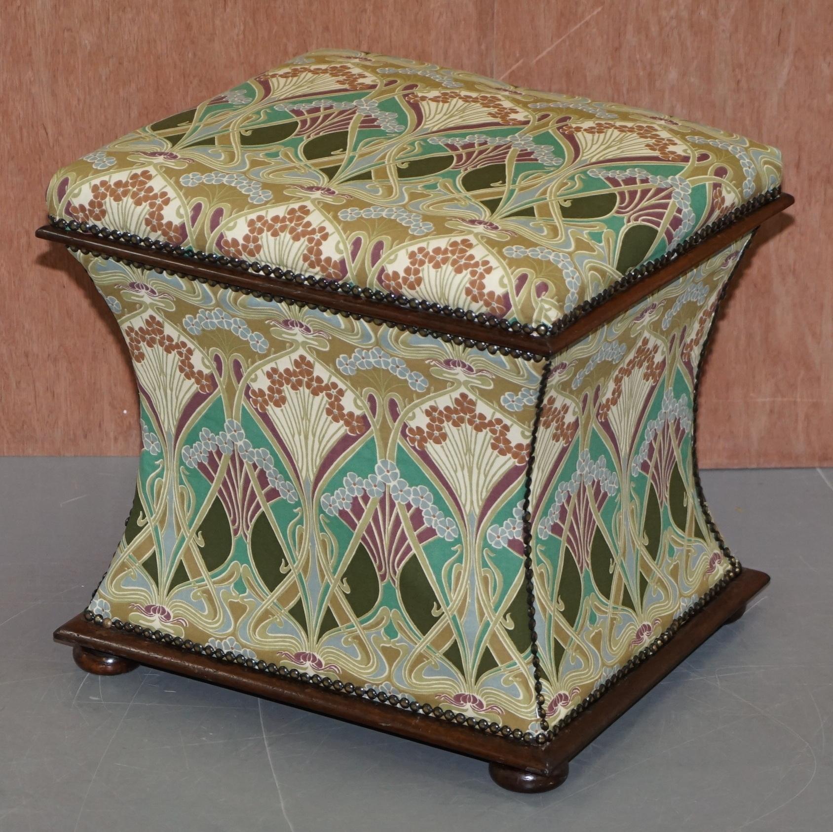 Victorien tardif Pouf ottoman rembourré Ianthe de style victorien avec motif Liberty London, vers 1880 en vente