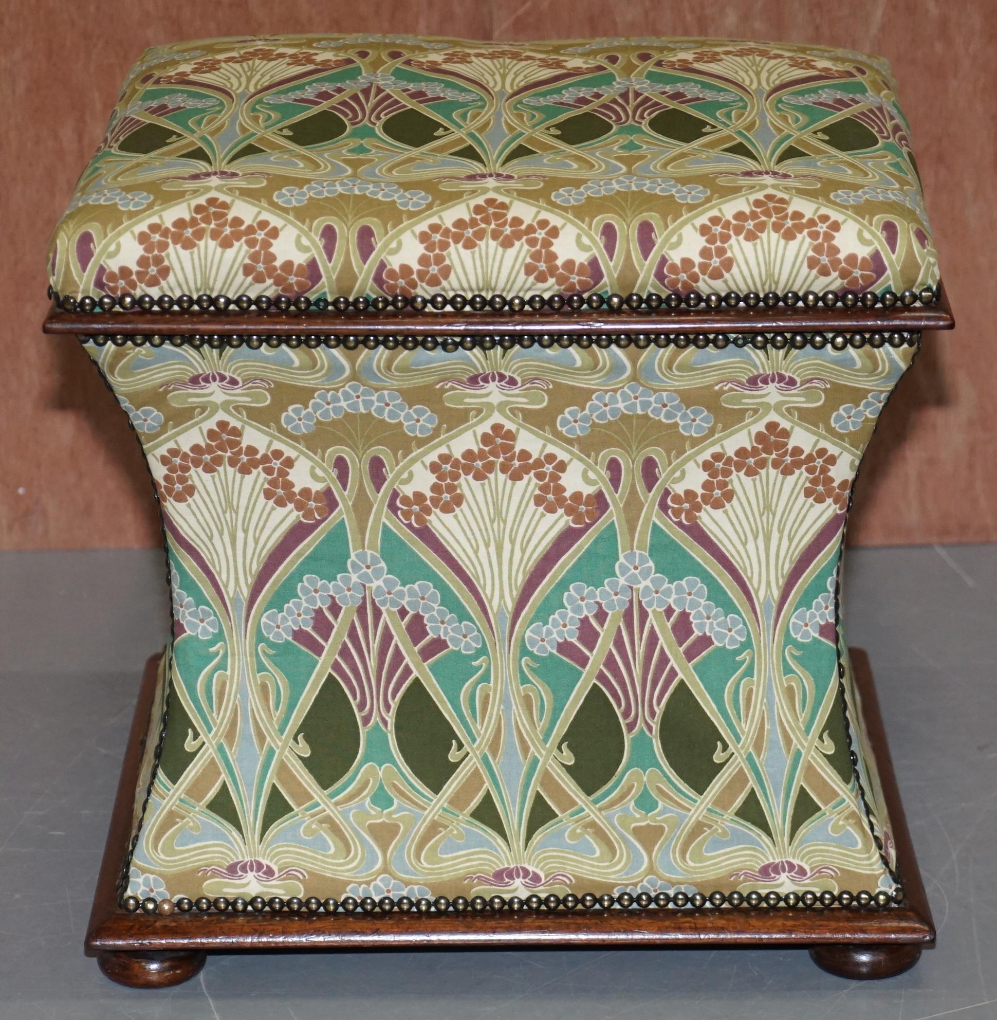 Fait main Pouf ottoman rembourré Ianthe de style victorien avec motif Liberty London, vers 1880 en vente