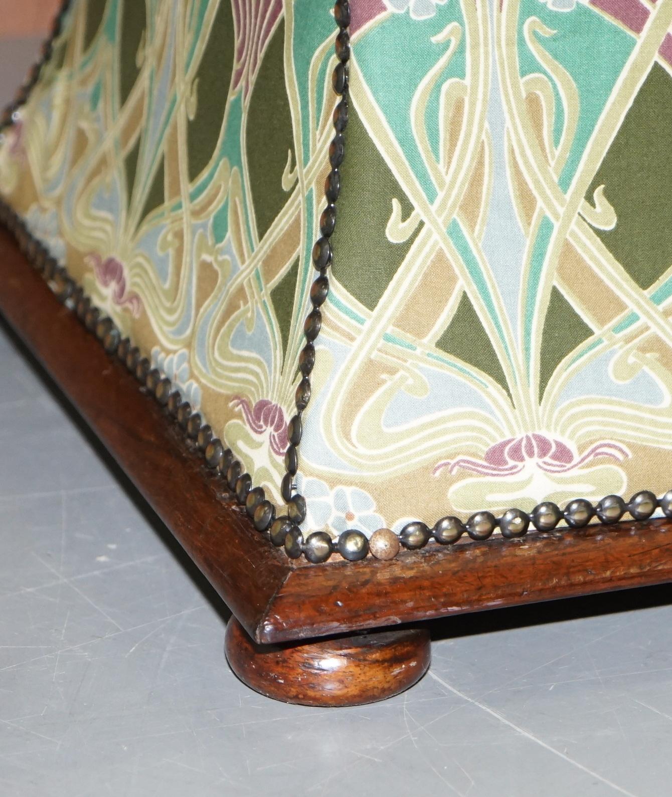 Fin du XIXe siècle Pouf ottoman rembourré Ianthe de style victorien avec motif Liberty London, vers 1880 en vente