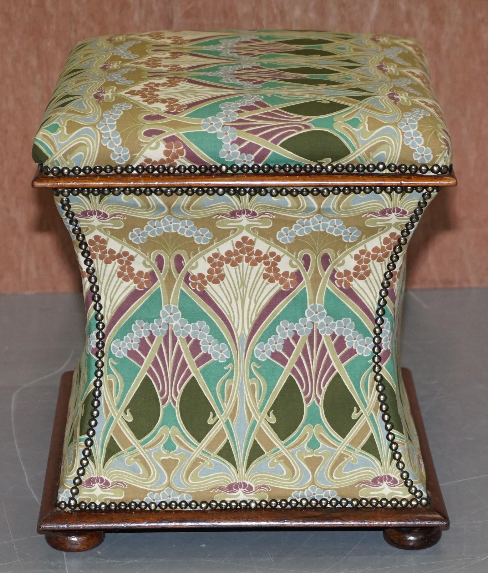 Viktorianischer Liberty London Ianthe gepolsterter Ottomane-Fußhocker, um 1880 (Spätes 19. Jahrhundert) im Angebot