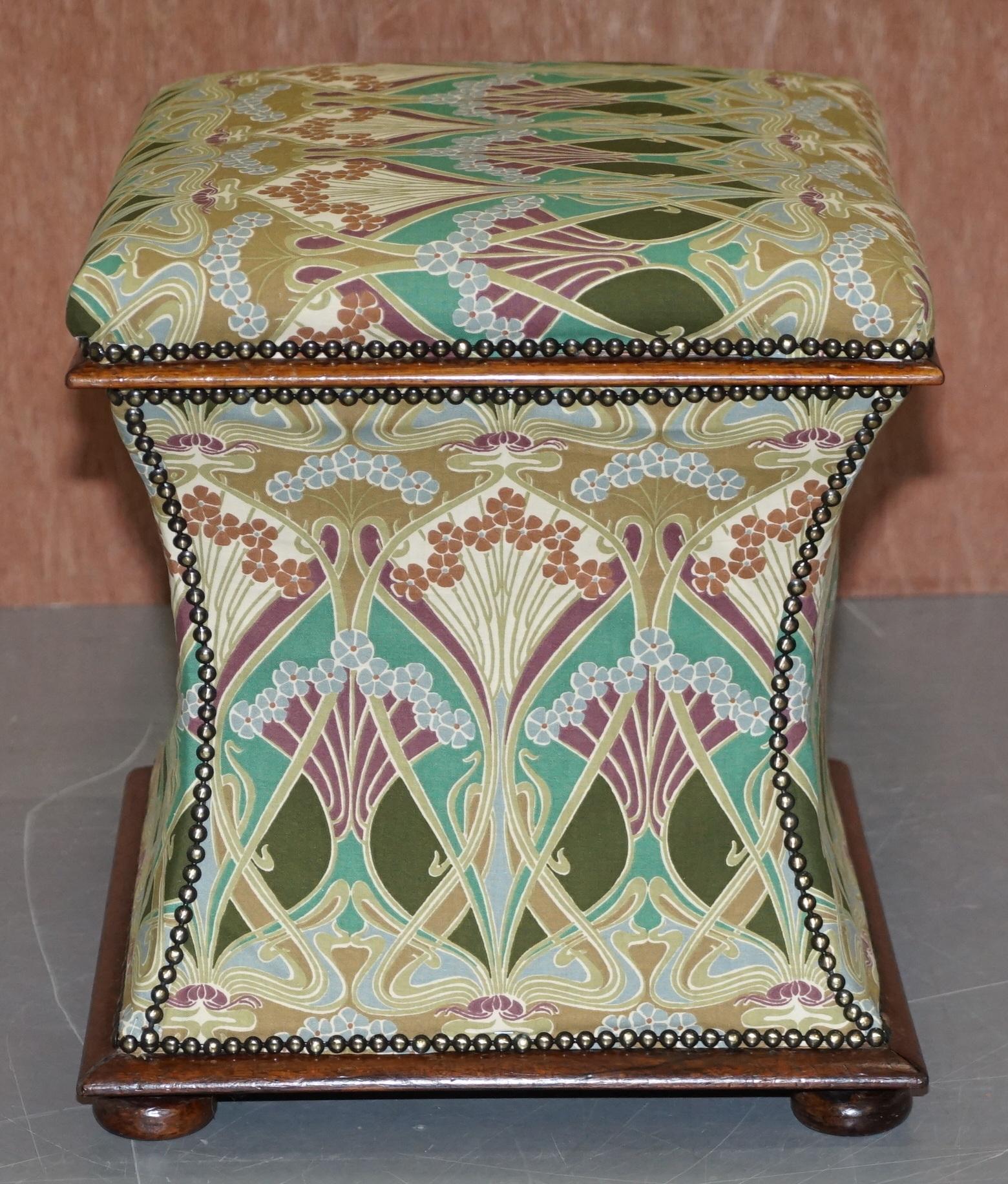 Tissu d'ameublement Pouf ottoman rembourré Ianthe de style victorien avec motif Liberty London, vers 1880 en vente