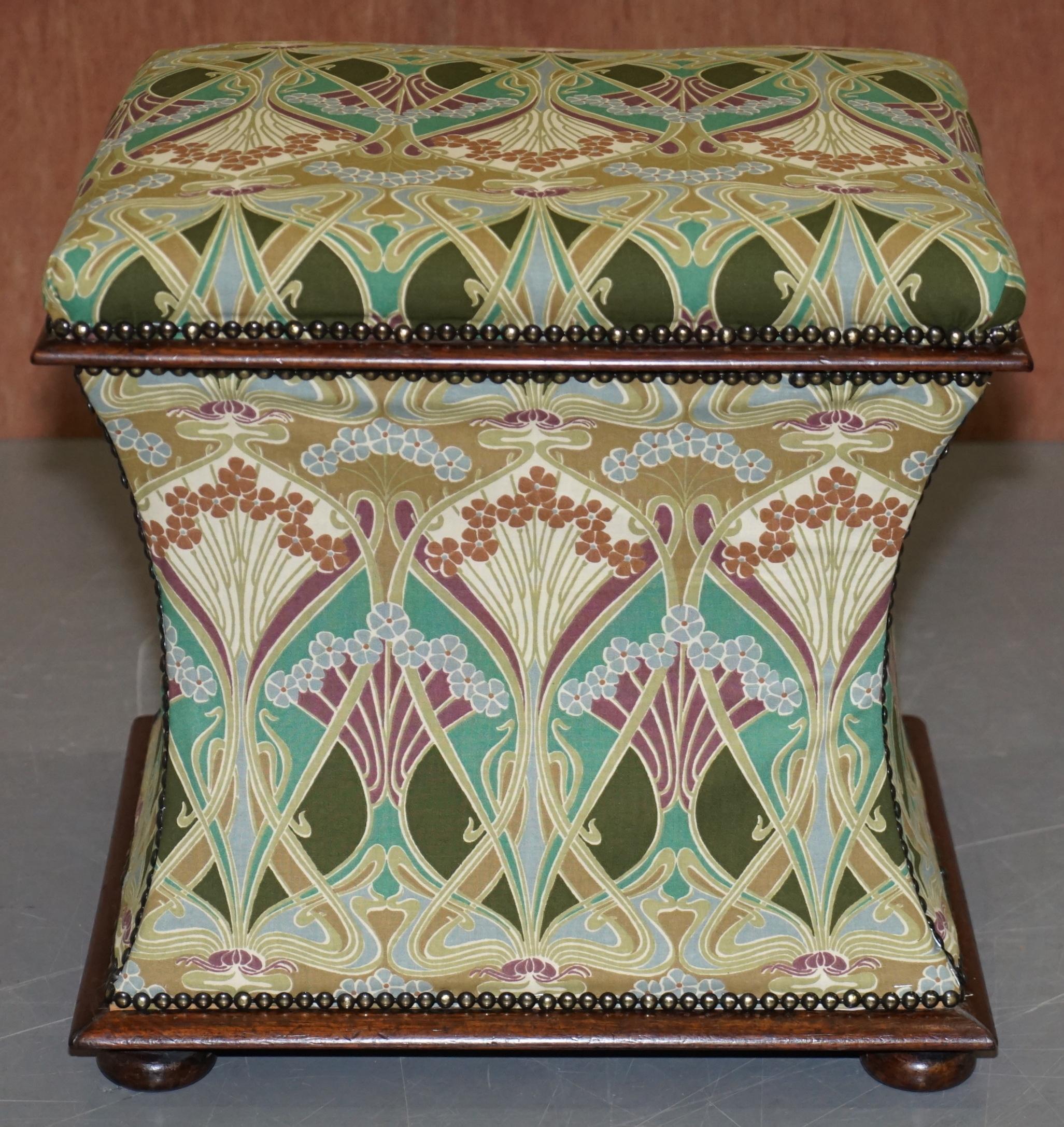 Viktorianischer Liberty London Ianthe gepolsterter Ottomane-Fußhocker, um 1880 (Polster) im Angebot