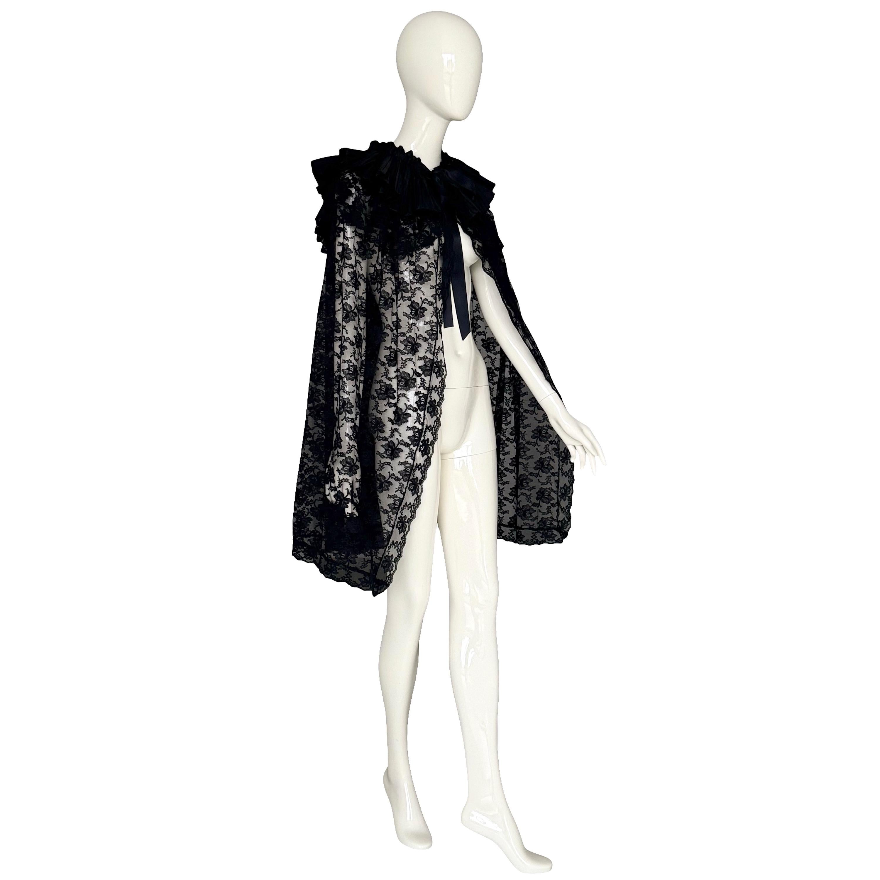 Victoriana Circa 1880s 1890s Capa Negra De Encaje De Chantilly Con Cuello Plisado De Raso en venta 5