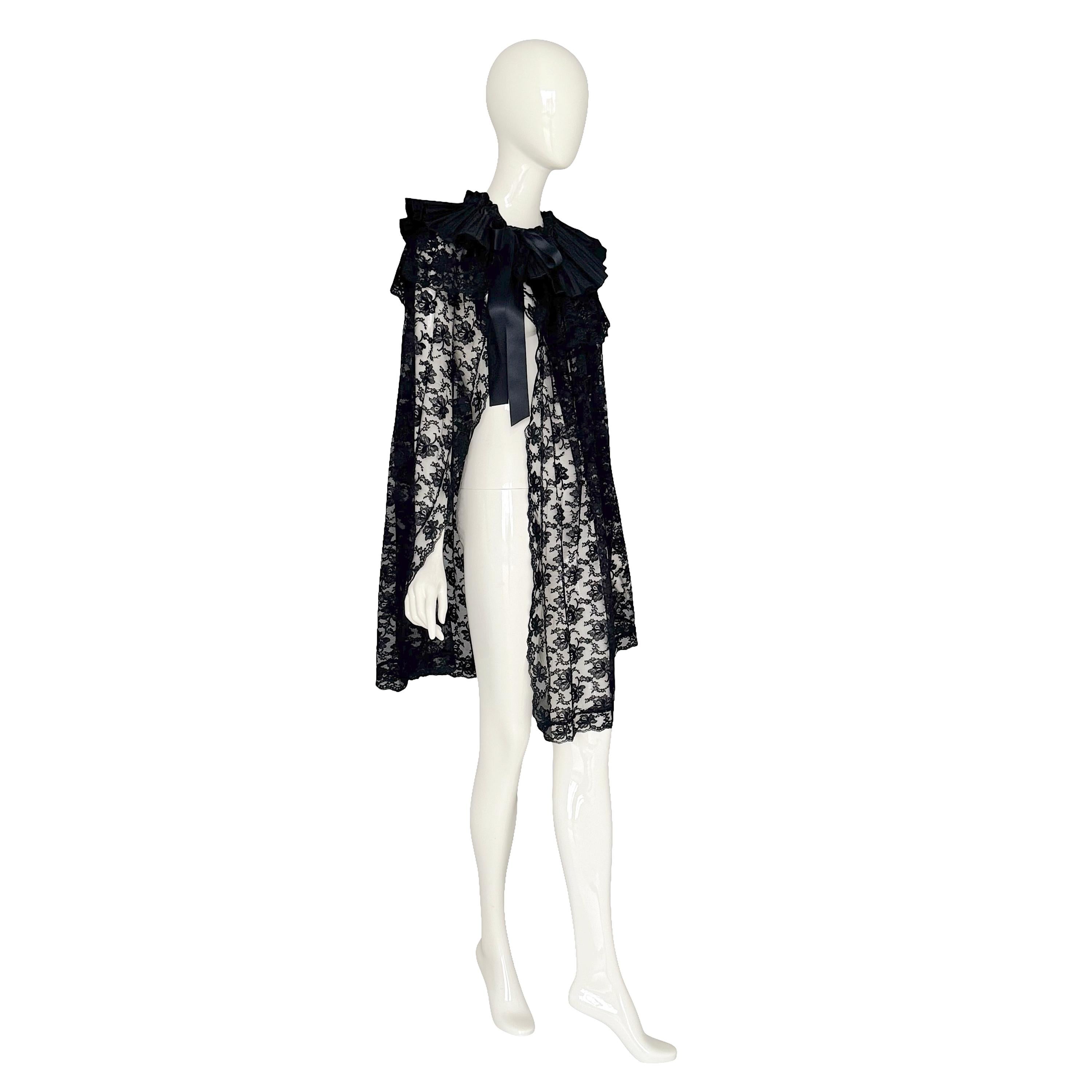 Victoriana Circa 1880s 1890s Capa Negra De Encaje De Chantilly Con Cuello Plisado De Raso en venta 6