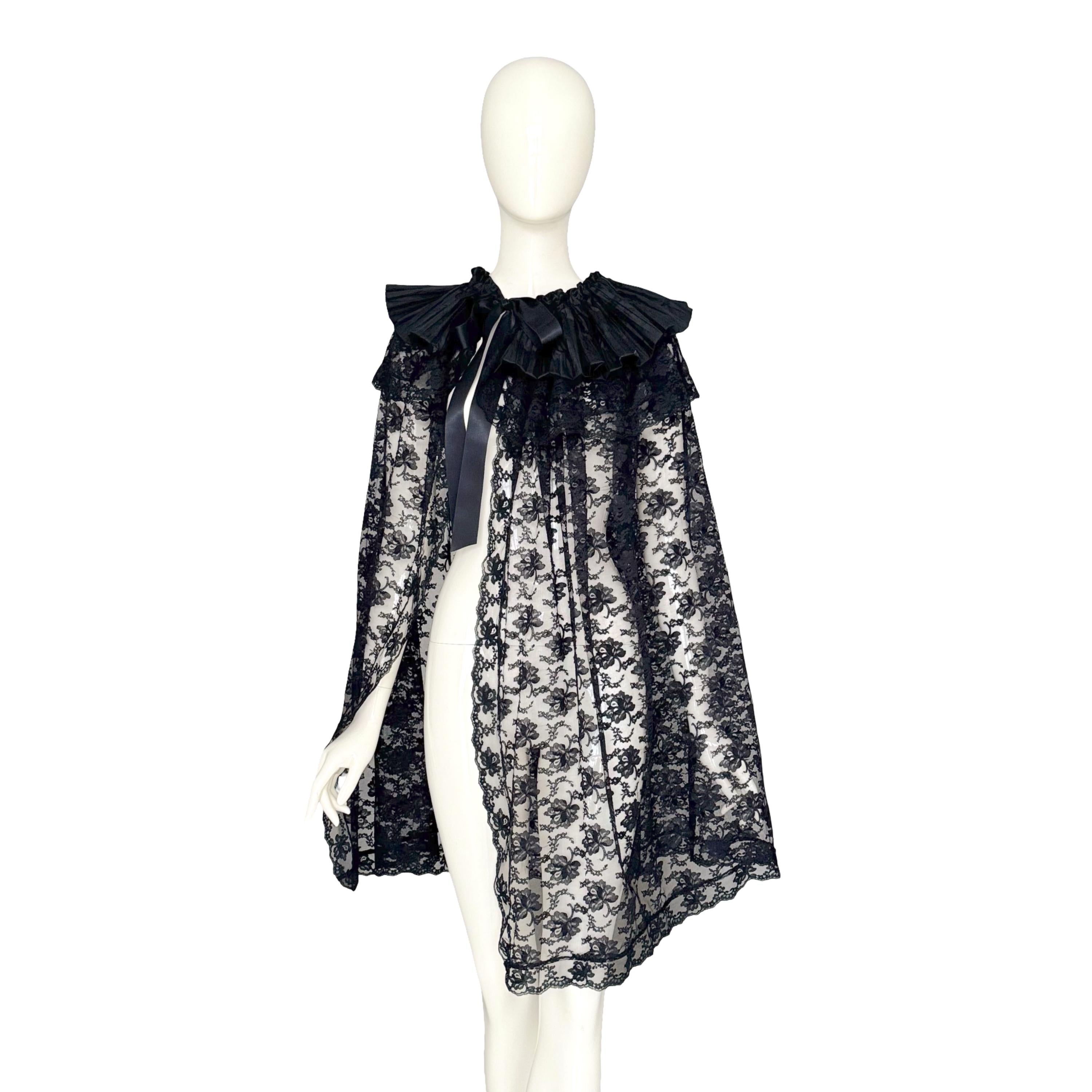 Victoriana Circa 1880s 1890s Capa Negra De Encaje De Chantilly Con Cuello Plisado De Raso en venta 7