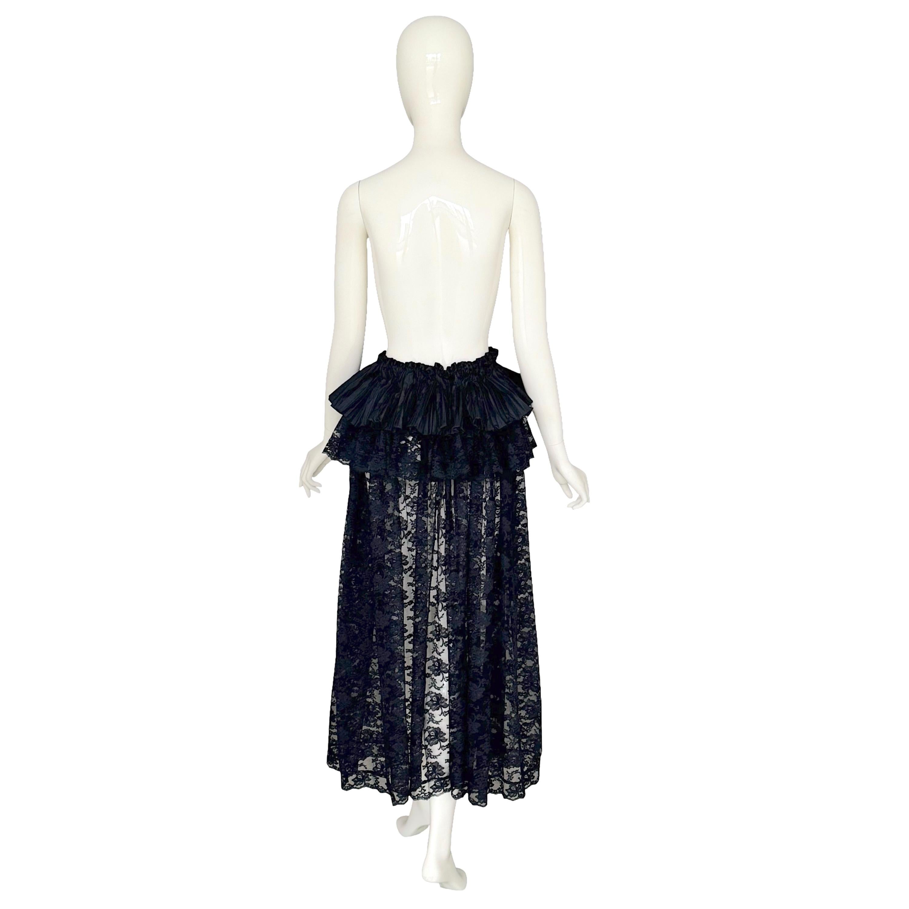 Victoriana Circa 1880s 1890s Capa Negra De Encaje De Chantilly Con Cuello Plisado De Raso en venta 10