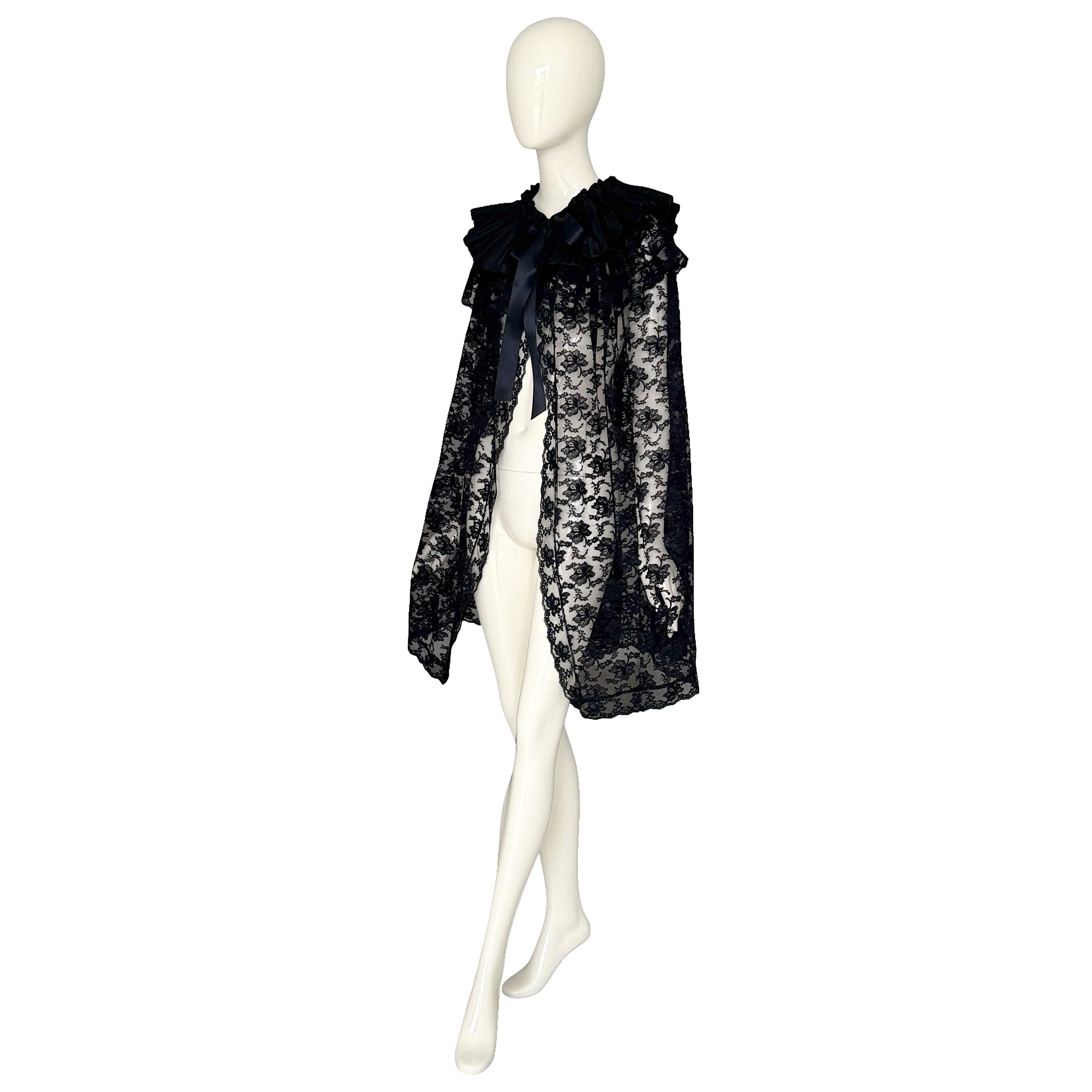 Victoriana Circa 1880s 1890s Capa Negra De Encaje De Chantilly Con Cuello Plisado De Raso Negro en venta