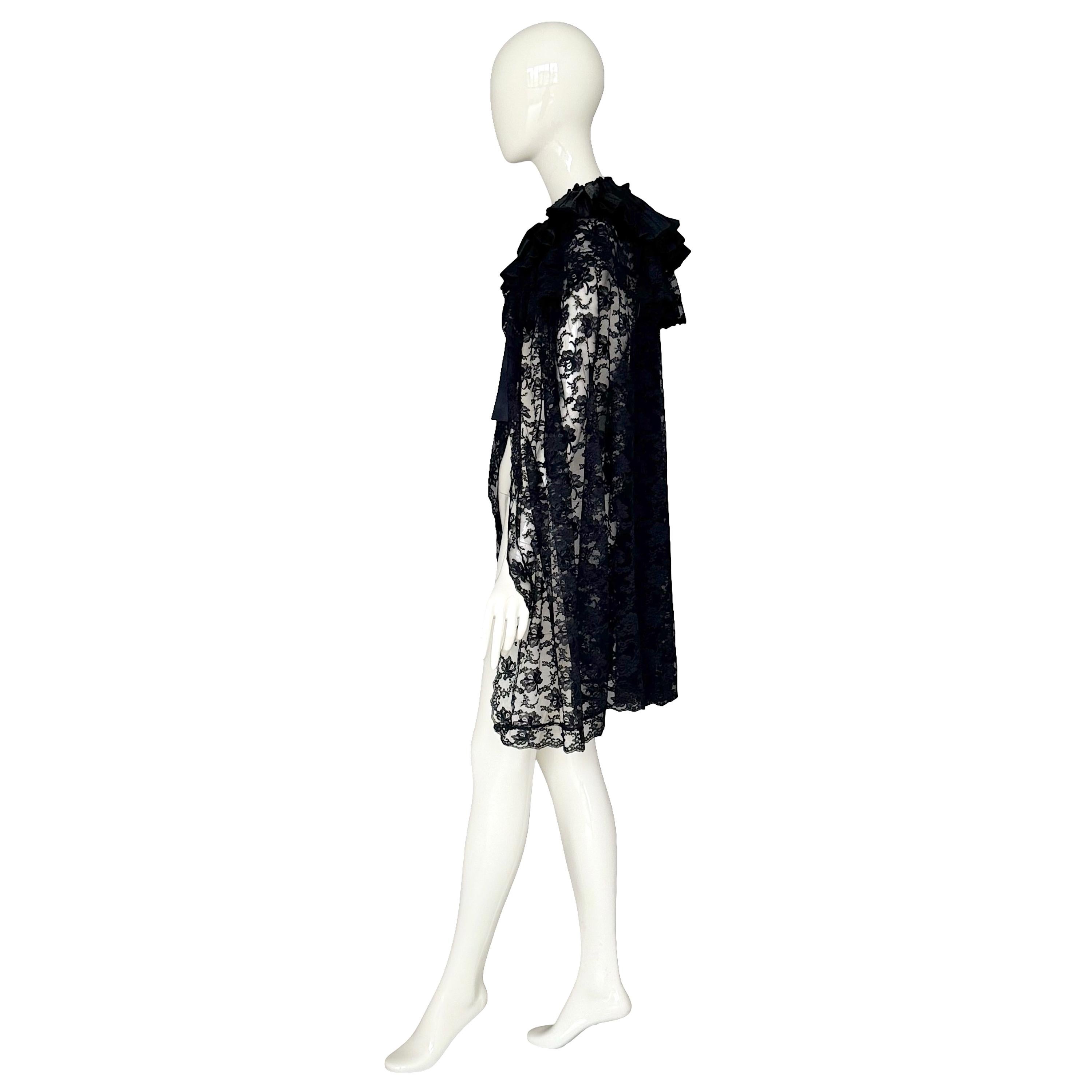Victoriana Circa 1880s 1890s Capa Negra De Encaje De Chantilly Con Cuello Plisado De Raso en Excelente estado para la venta en Antwerpen, Vlaams Gewest
