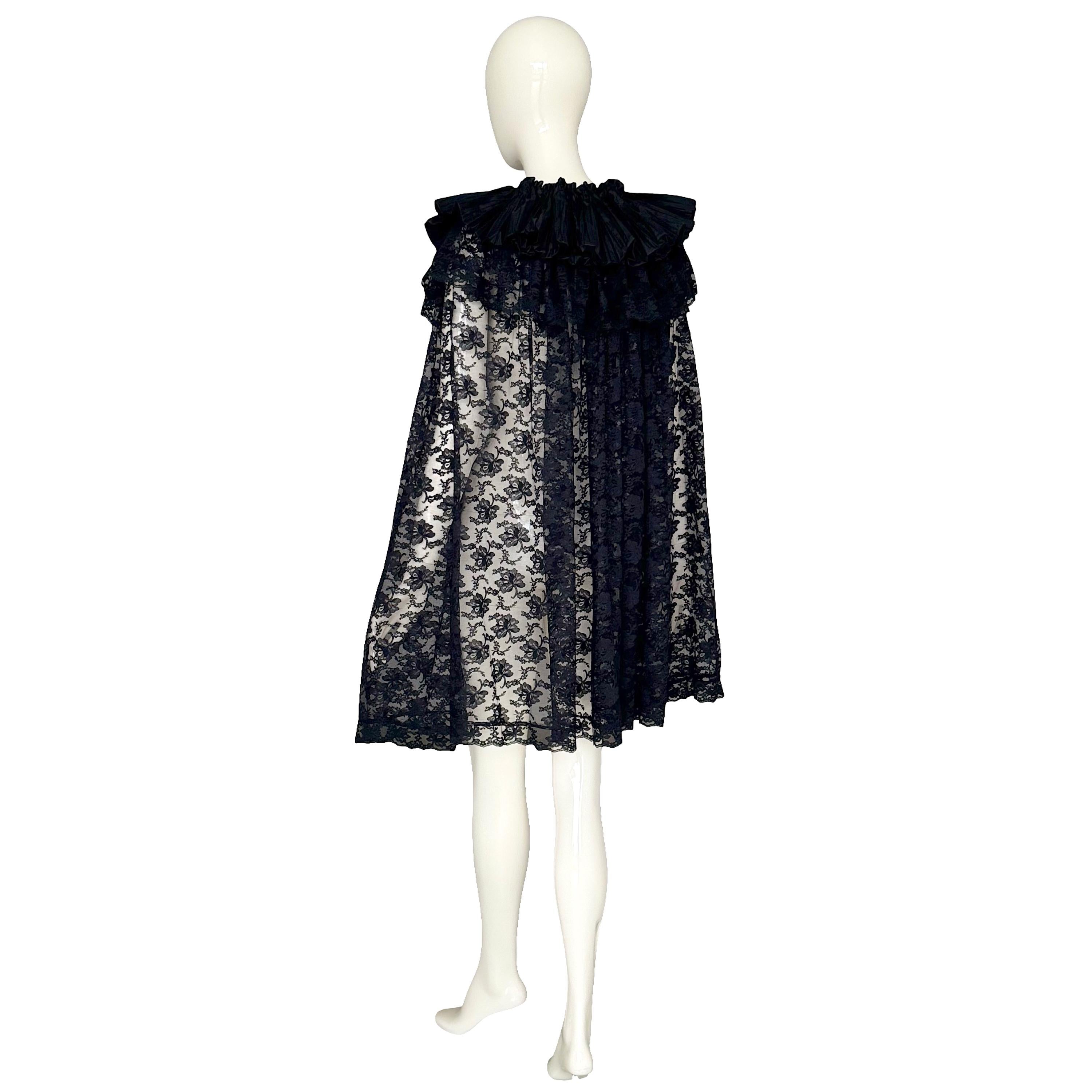 De las mujeres Victoriana Circa 1880s 1890s Capa Negra De Encaje De Chantilly Con Cuello Plisado De Raso en venta