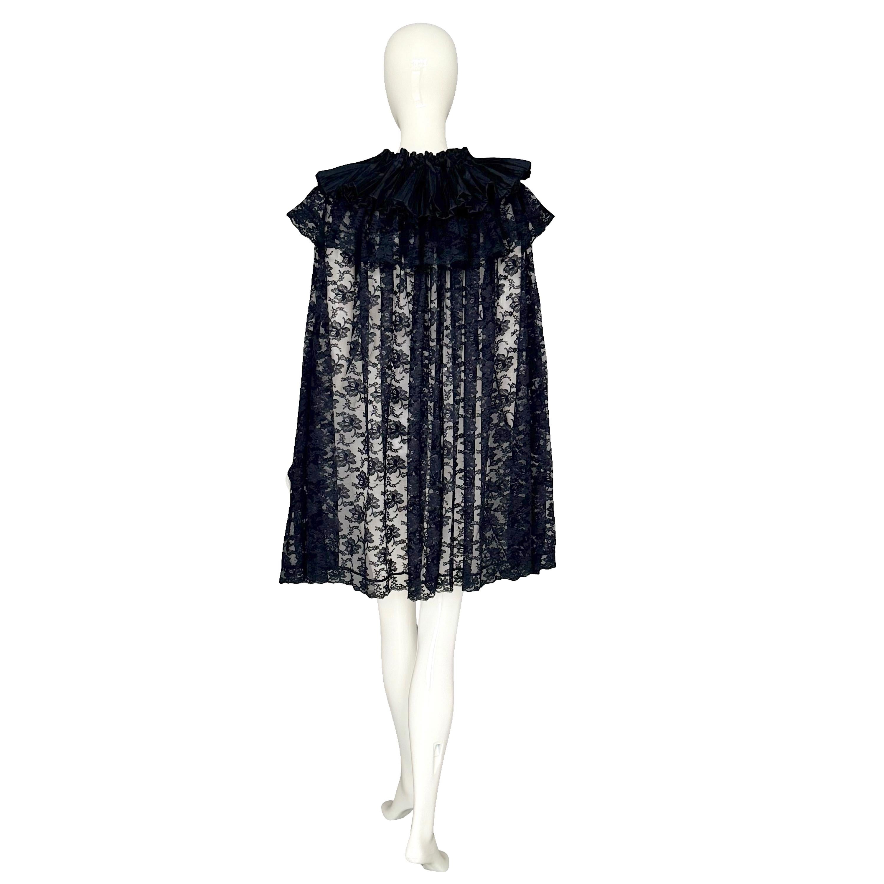 Victoriana Circa 1880s 1890s Capa Negra De Encaje De Chantilly Con Cuello Plisado De Raso en venta 1