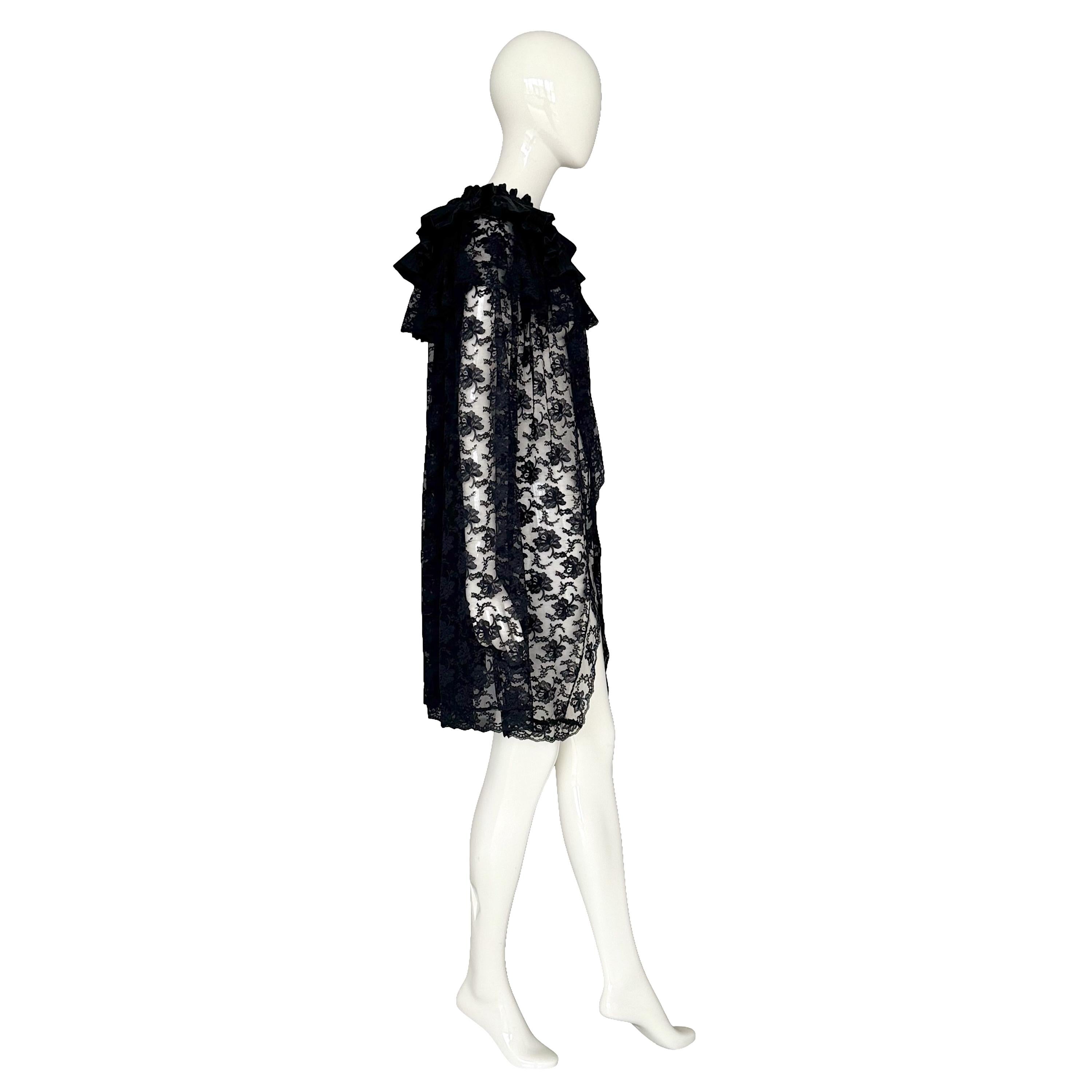 Victoriana Circa 1880s 1890s Capa Negra De Encaje De Chantilly Con Cuello Plisado De Raso en venta 3