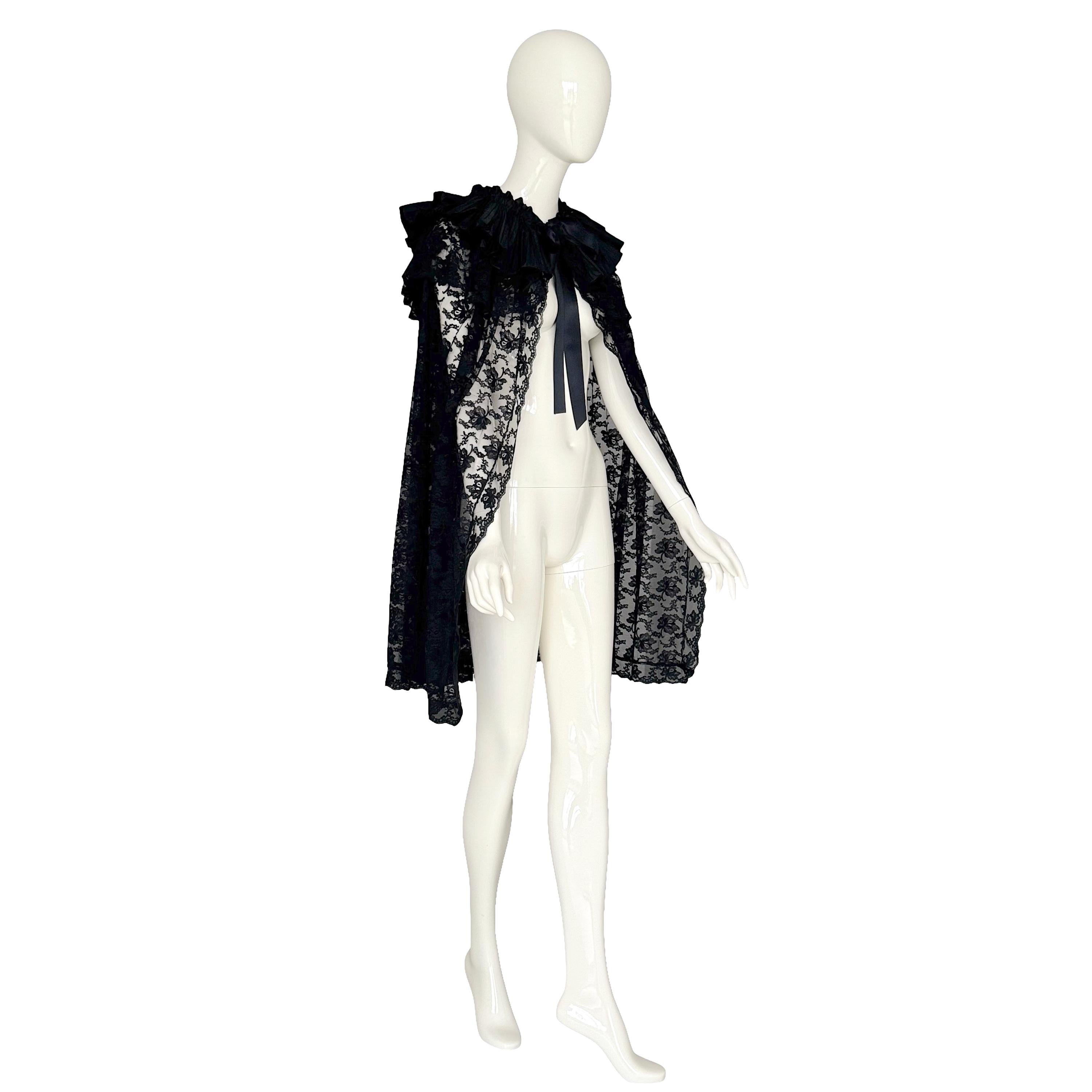 Victoriana Circa 1880s 1890s Capa Negra De Encaje De Chantilly Con Cuello Plisado De Raso en venta 4