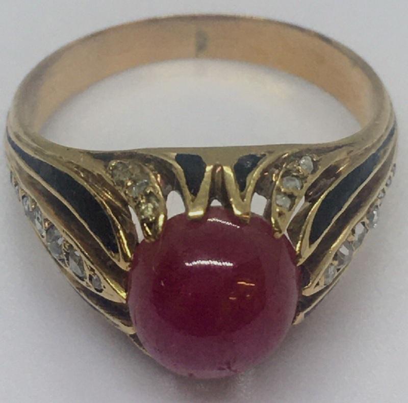 Bague victorienne des années 1880 en or jaune 14 carats avec rubis naturel cabochon et diamants Pour femmes en vente
