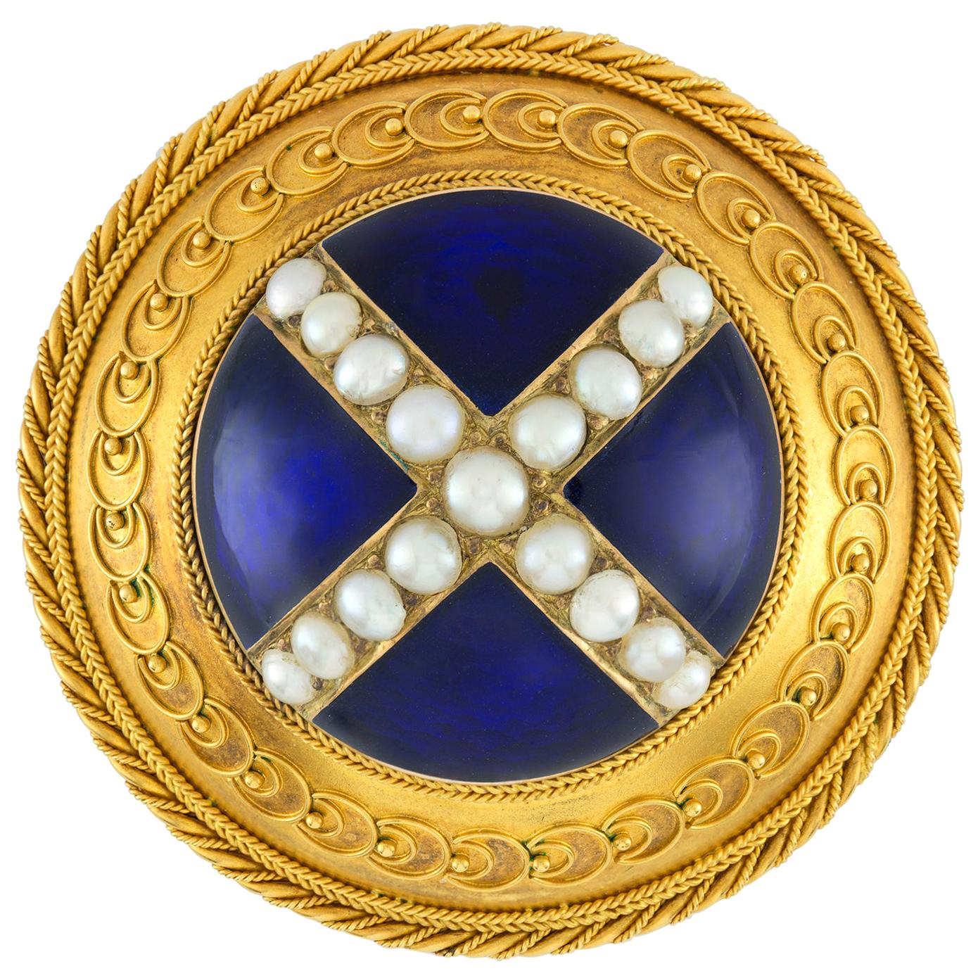 Broche circulaire victorienne en émail bleu, perles et or