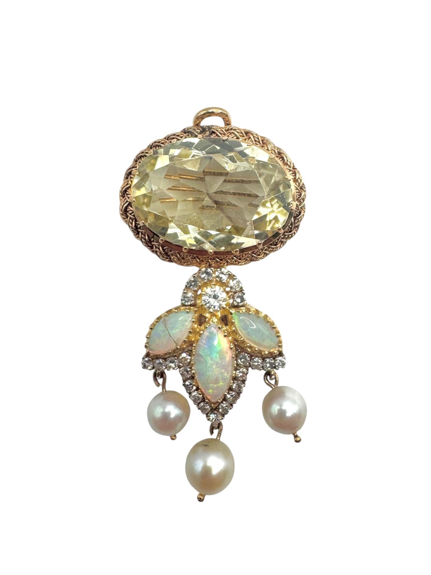 Diese antike, halbmondförmige Brosche ist ein eindrucksvolles Beispiel für himmlisch inspirierten viktorianischen Schmuck. Sie ist aus Gold mit Silberüberzug gefertigt und zeigt in der Mitte einen leuchtenden ovalen Citrin, der warme Goldtöne