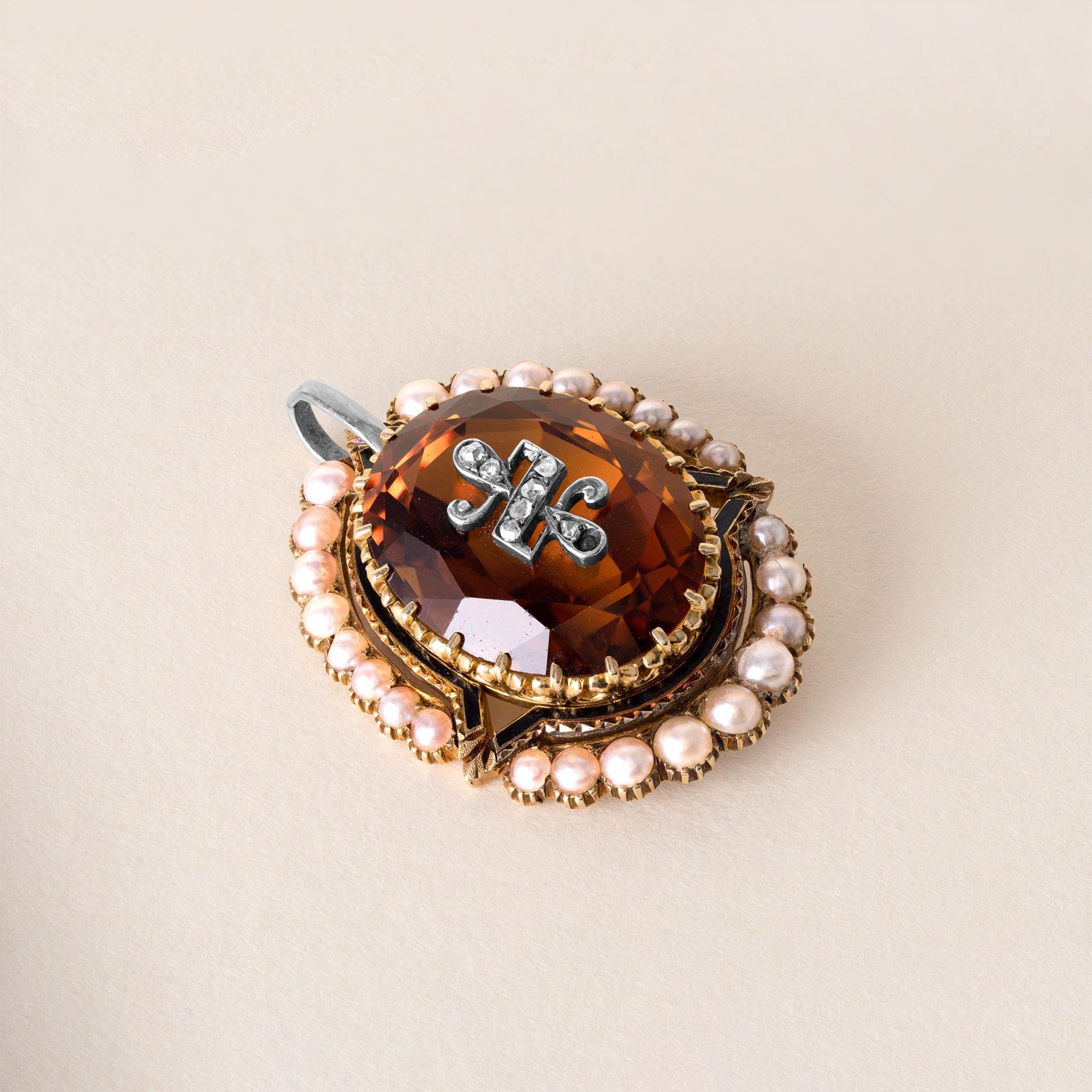 CIRCA 1890
Tief orangefarbener ovaler Citrin in viktorianischer verzierter Fassung
25 graduierte Saatperlen im Rahmen
6.7 Gramm
Sieben Diamanten im Rosenschliff in der Mitte des Zitrins gefasst
Länge, 1 Zoll x 0,6 Zoll
Dieses Stück ist eine
